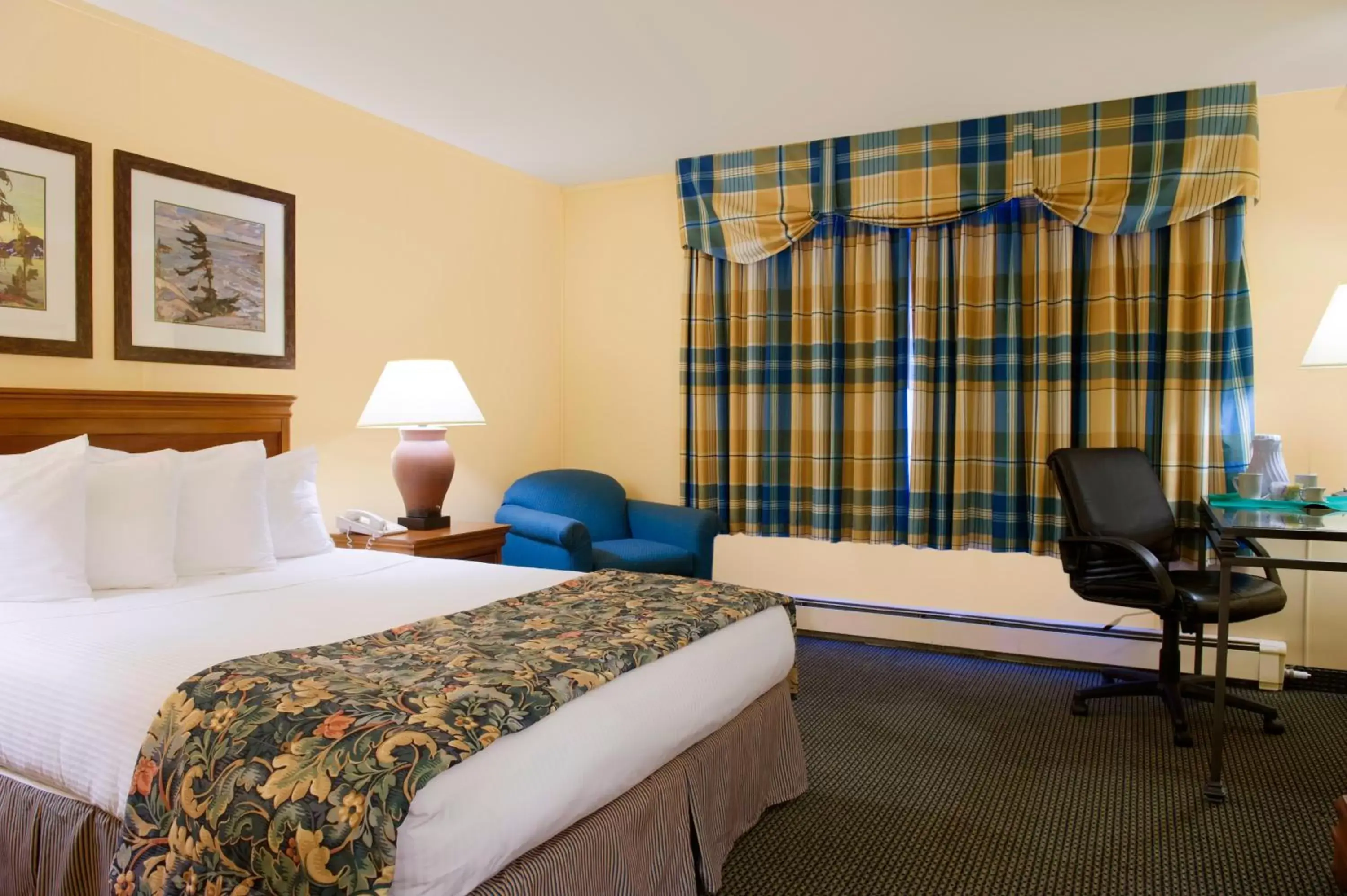 Queen Room in The Landing Hotel Queen Room in The Landing Hotel