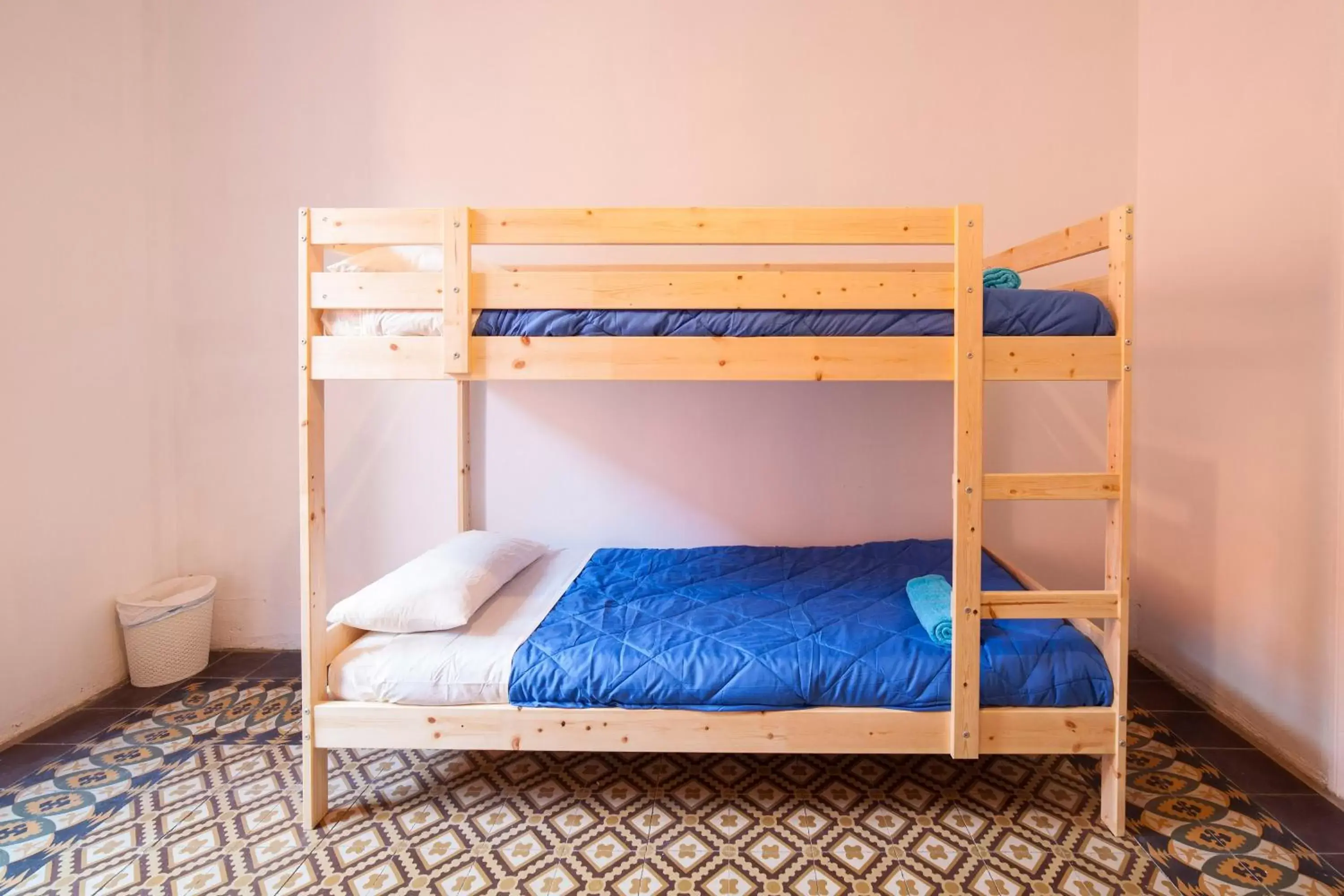 Property building, Bunk Bed in Bed in Girona