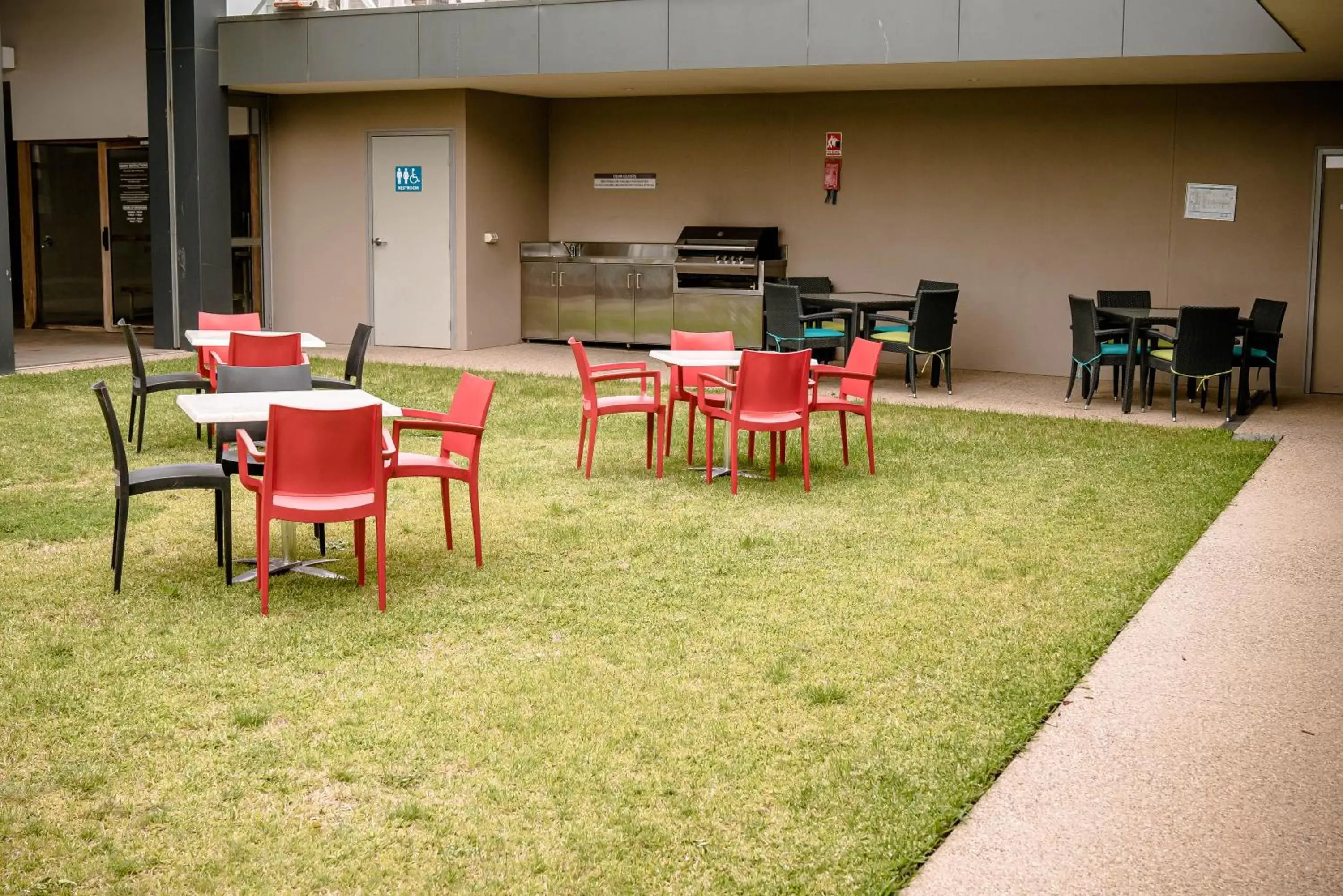 BBQ facilities in Quality Hotel Parklake Shepparton