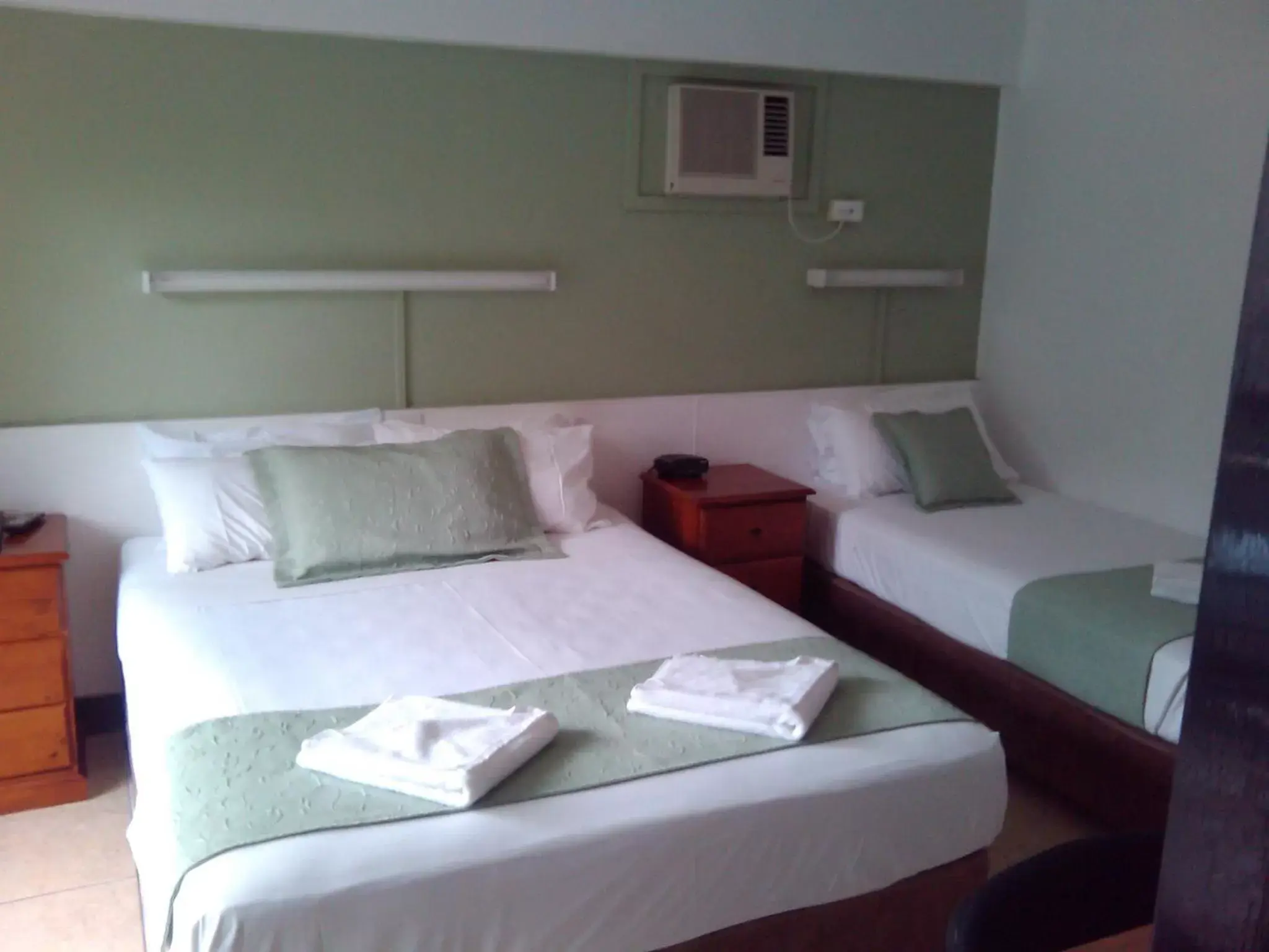 Photo of the whole room, Bed in Paravista Motel