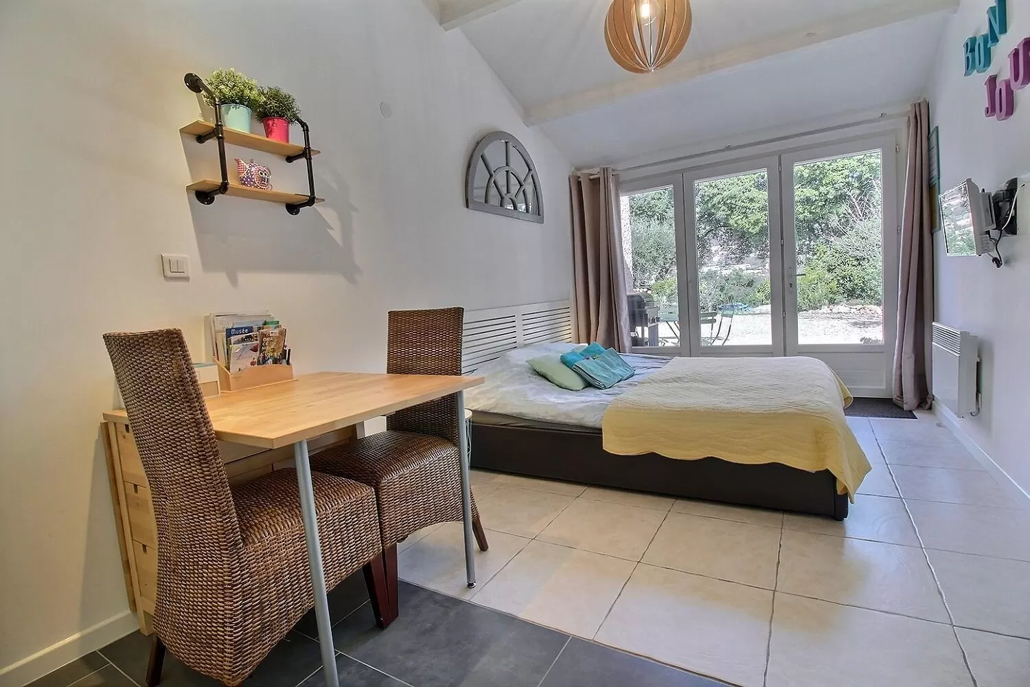 Bed in Le Petit Paradis - La Provençale