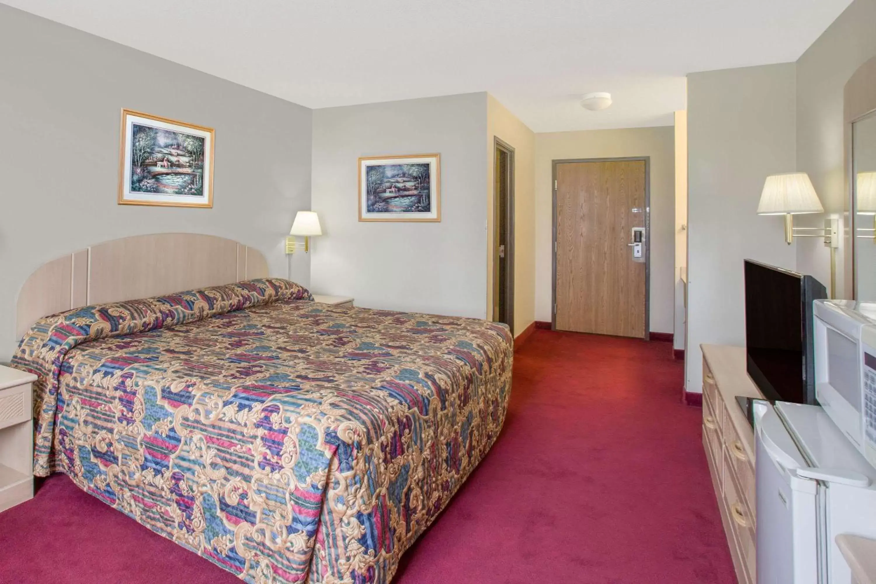 Photo of the whole room, Bed in Super 8 by Wyndham Bethany MO