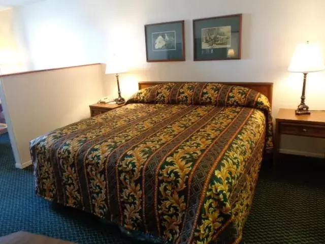 Photo of the whole room, Bed in Windcrest Inn and Suites