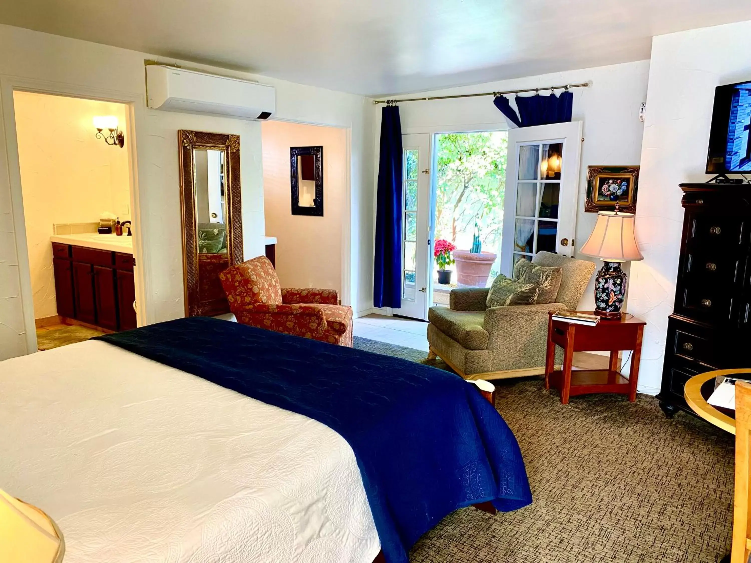 Bed in Old Ranch Inn - Adults Only 21 & Up