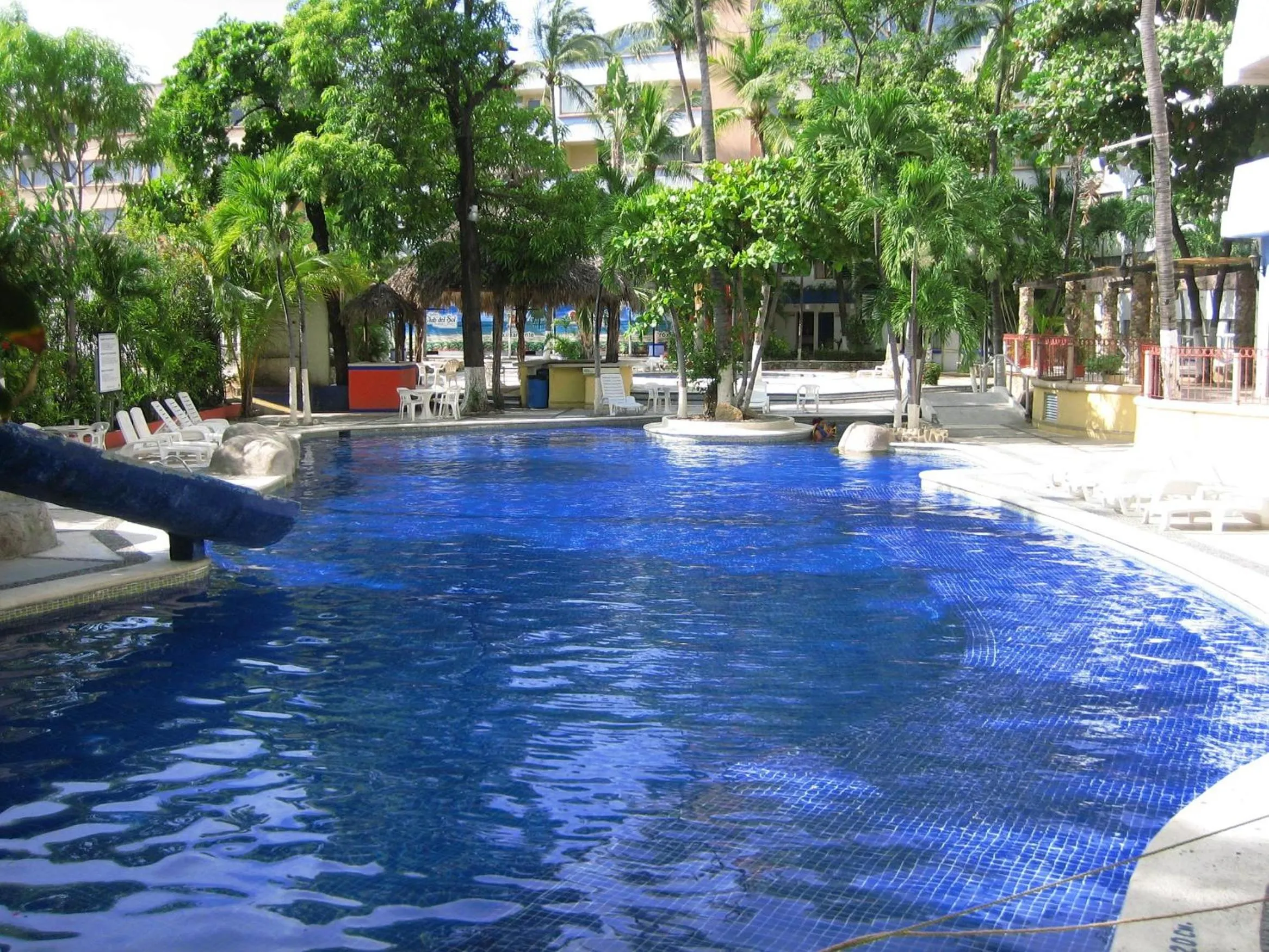 Swimming pool in Hotel Club del Sol Acapulco by NG Hoteles