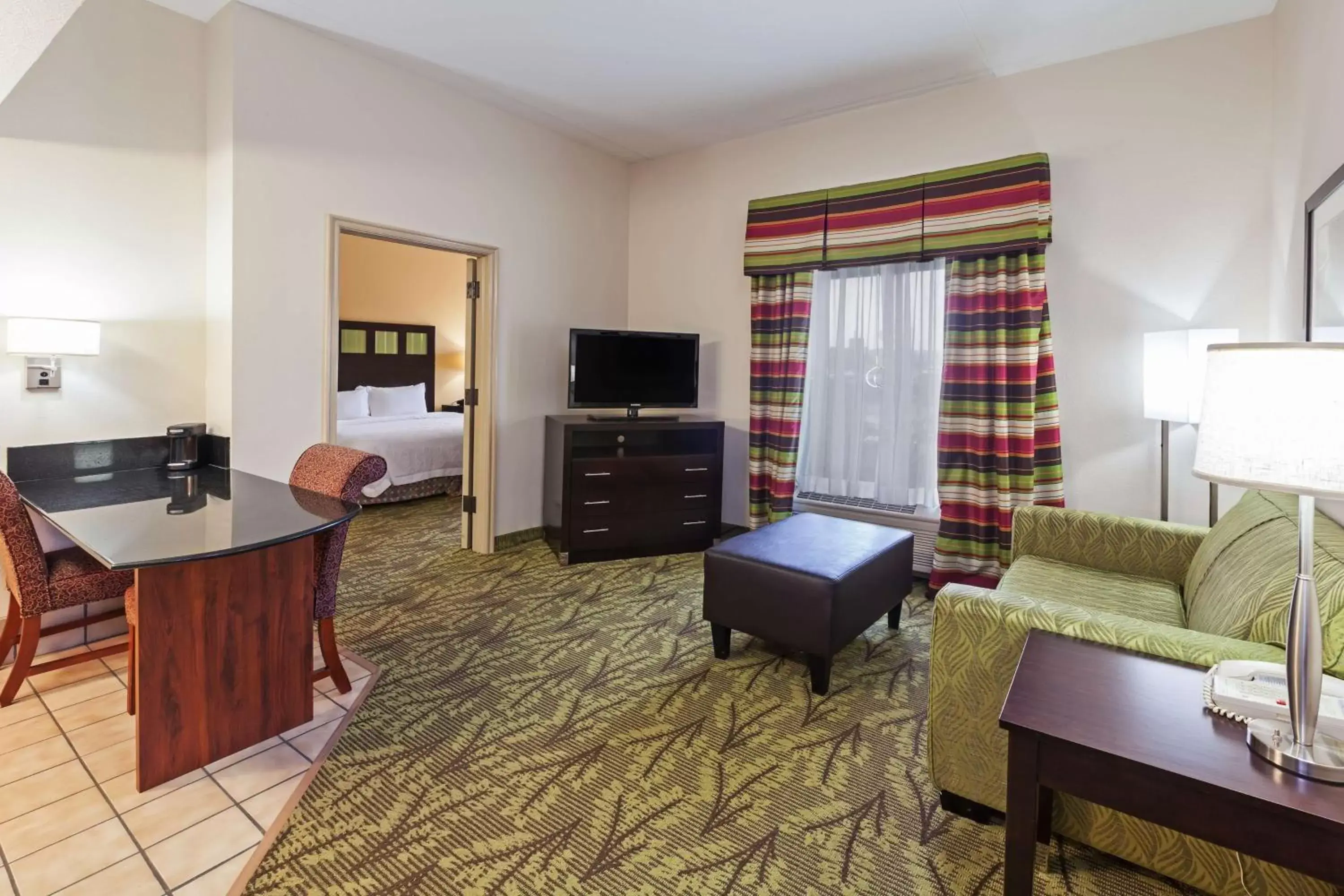 Living room, TV/Entertainment Center in Hampton Inn & Suites Tulsa-Woodland Hills