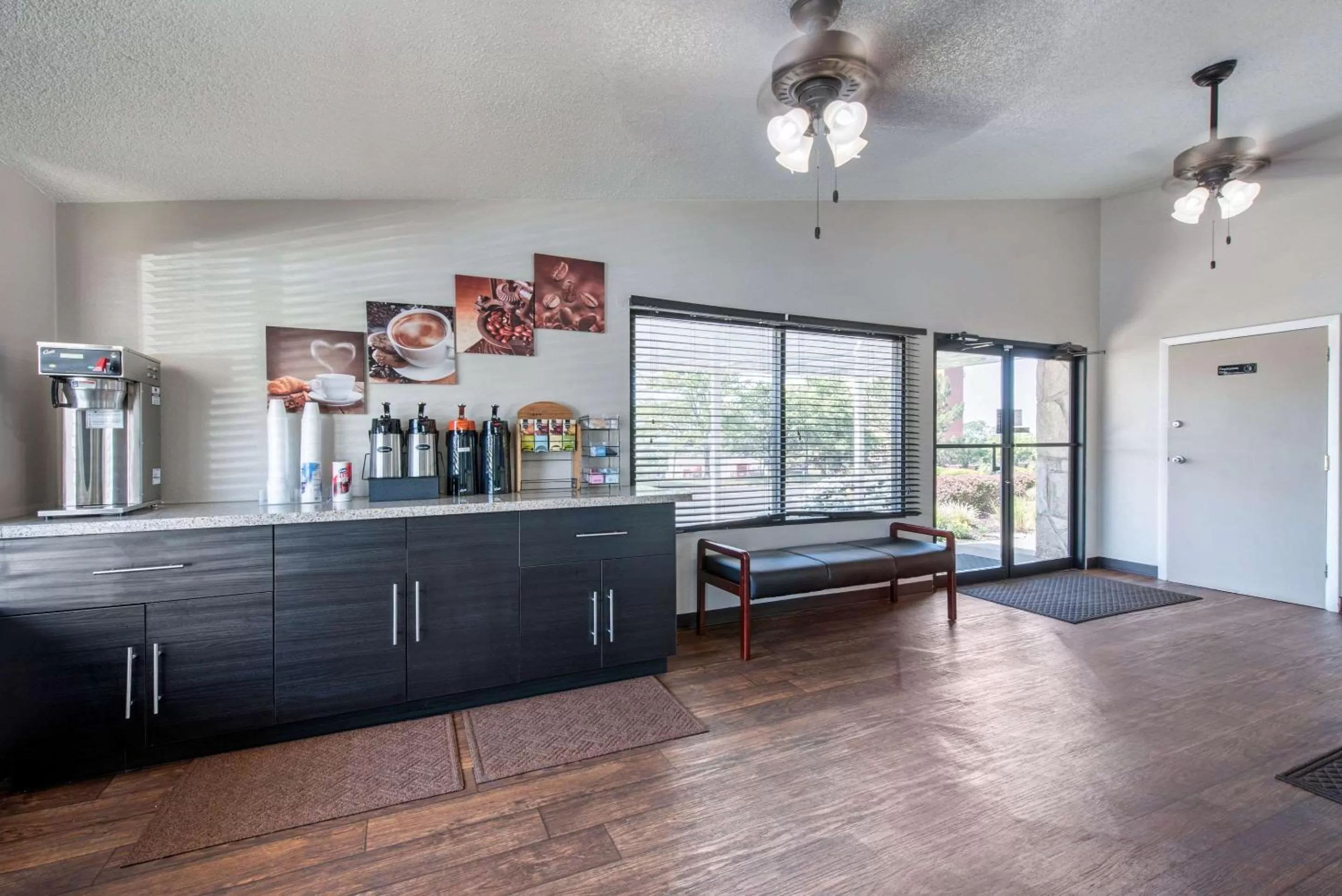 Lobby or reception, Kitchen/Kitchenette in Rodeway Inn Sharonville