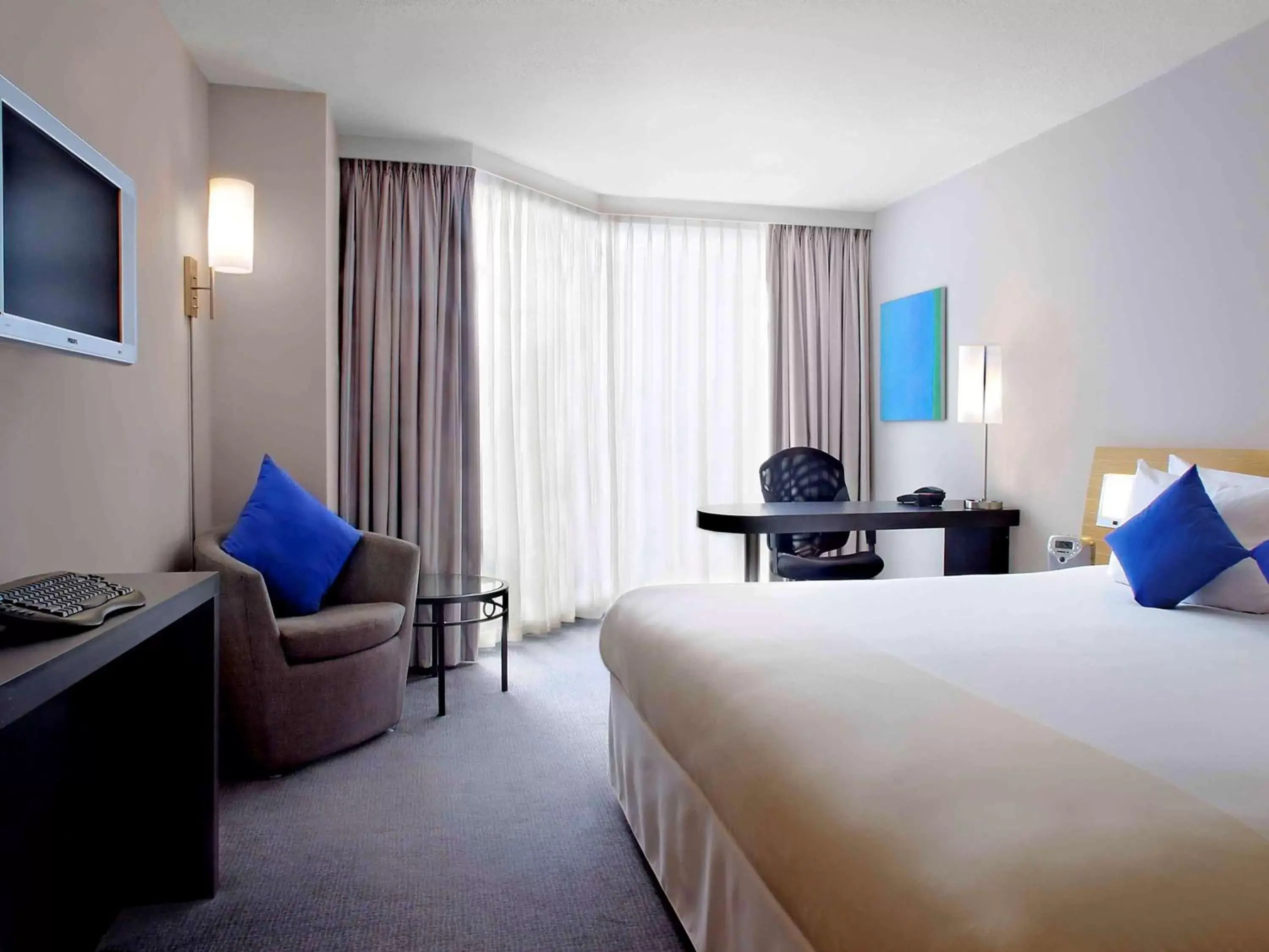 Photo of the whole room, Bed in Novotel Toronto North York