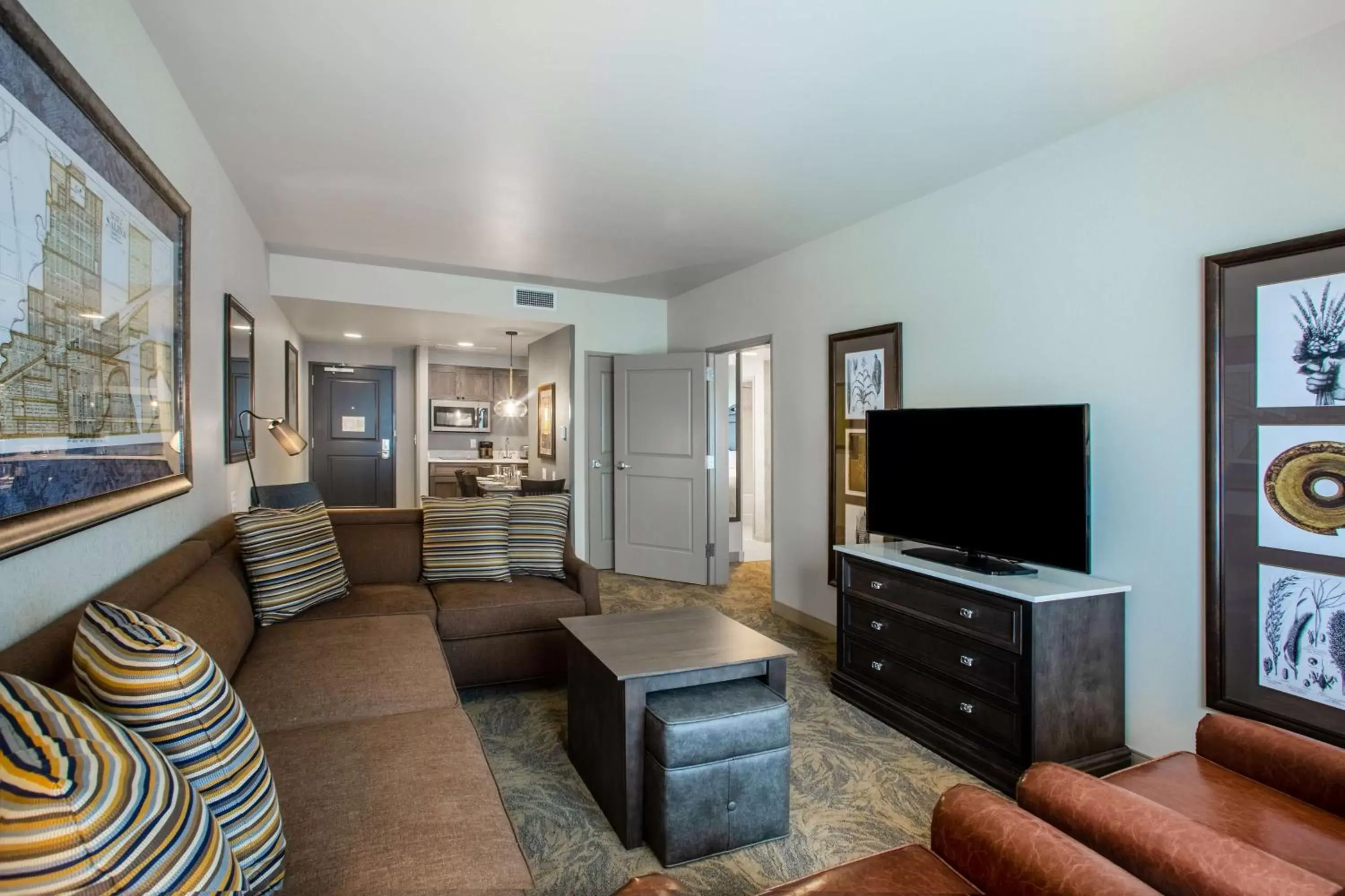 Living room, Seating Area in Homewood Suites By Hilton Salina/Downtown, Ks