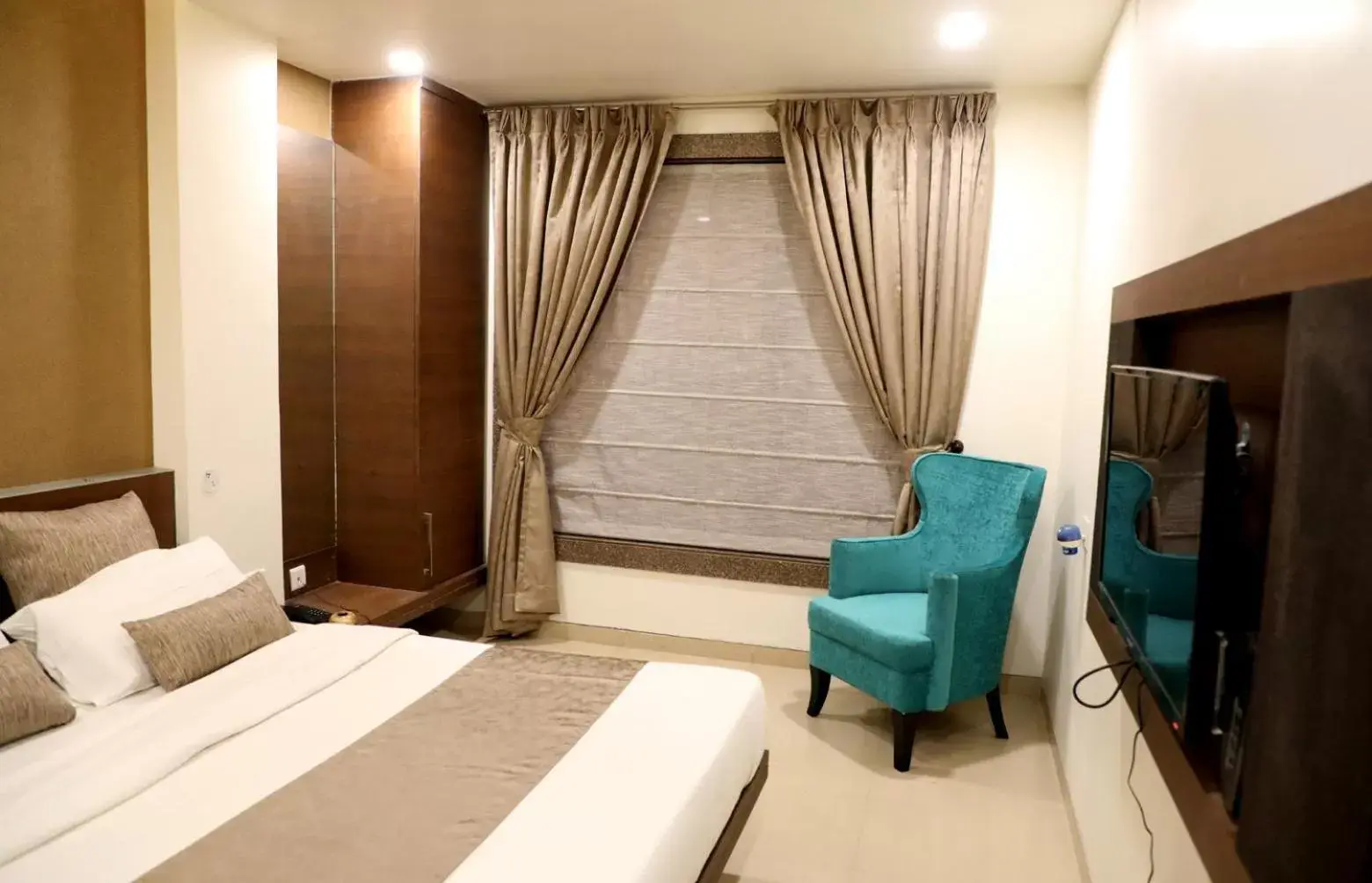 Bed, TV/Entertainment Center in Hotel Adarsh Palace