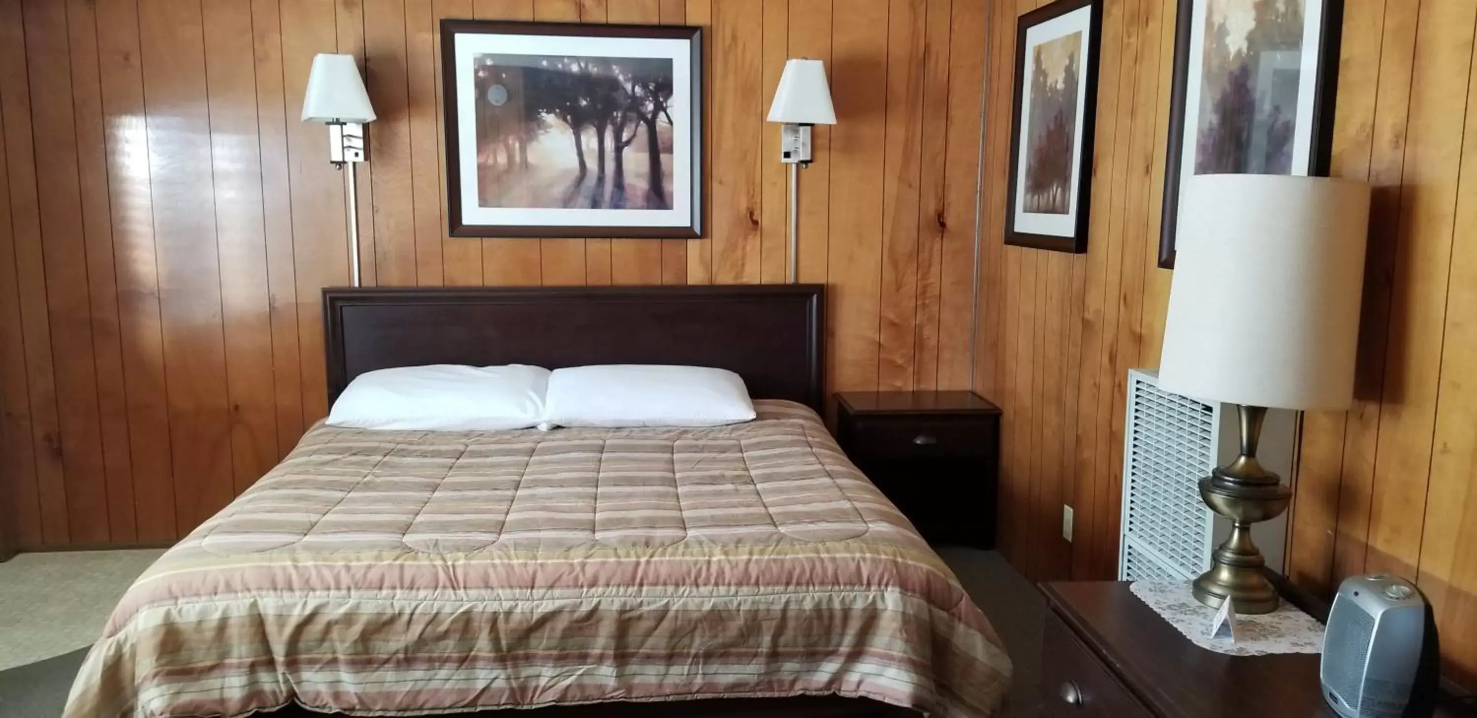 Bed in The Whispering Elms Motel