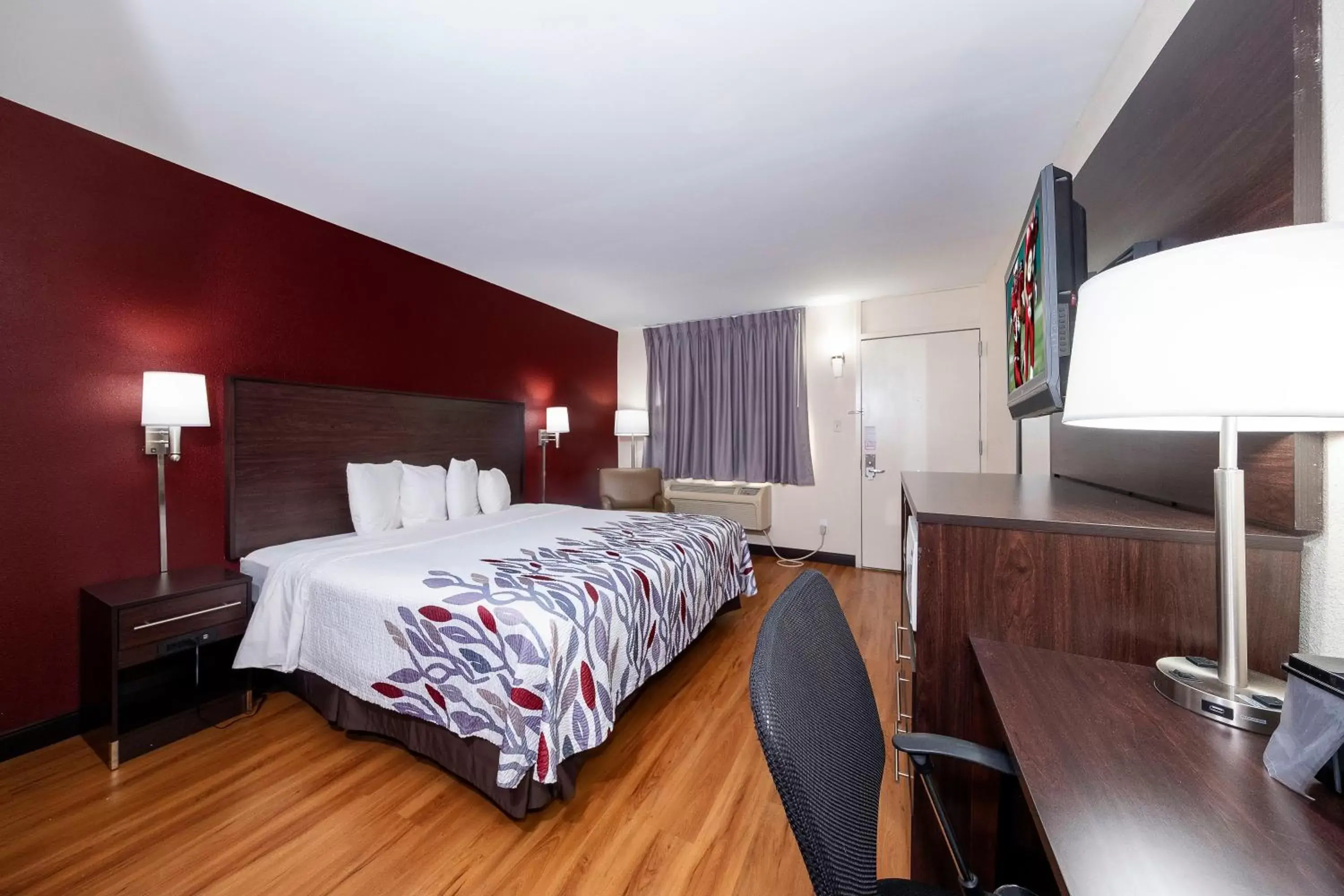 Photo of the whole room, Bed in Red Roof Inn Bordentown - McGuire AFB