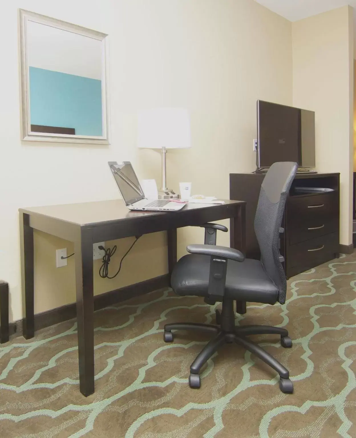 Seating area, TV/Entertainment Center in Holiday Inn Express Hotels & Suites Cuero, an IHG Hotel