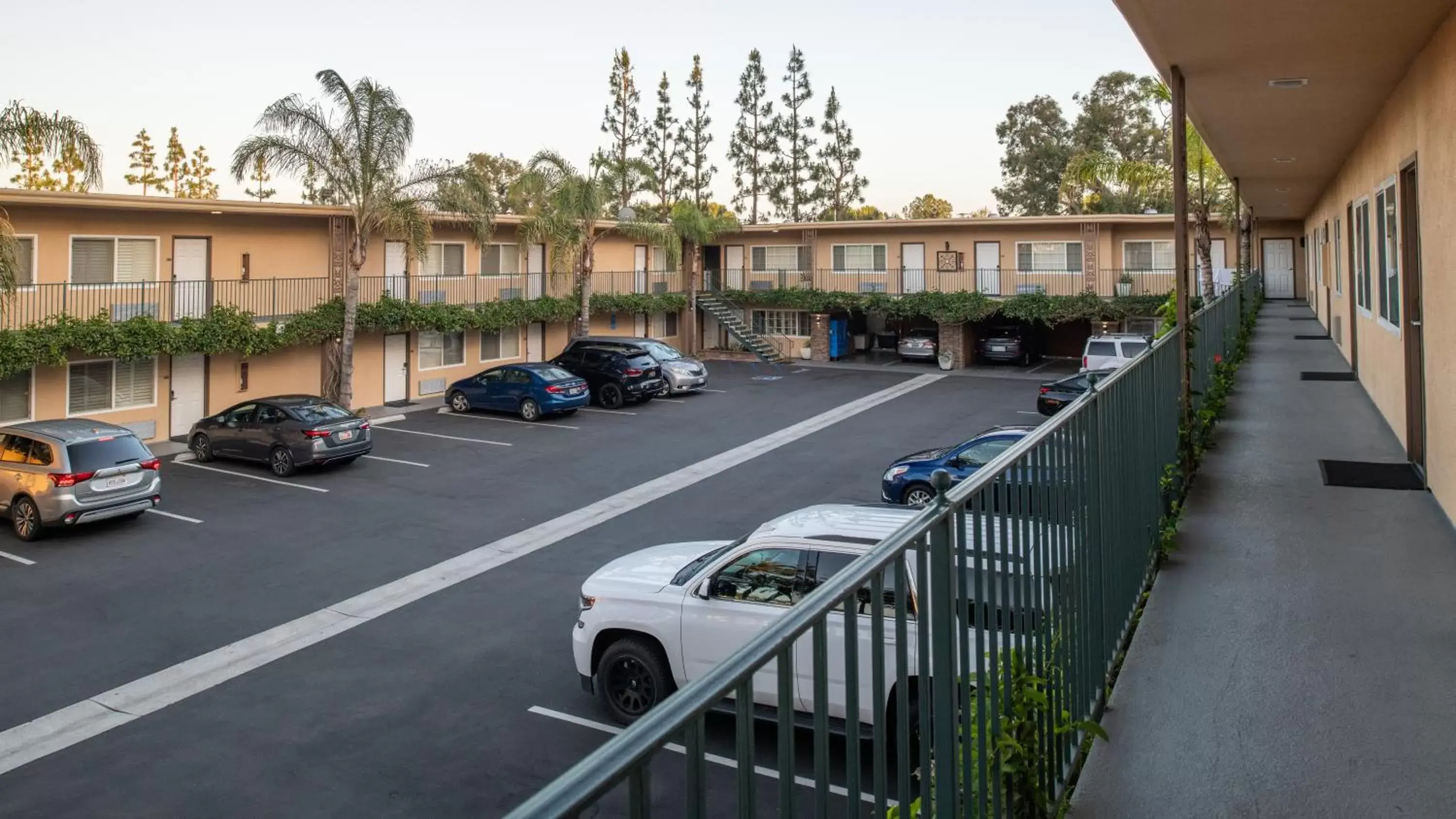 Parking in Anaheim Islander Inn and Suites