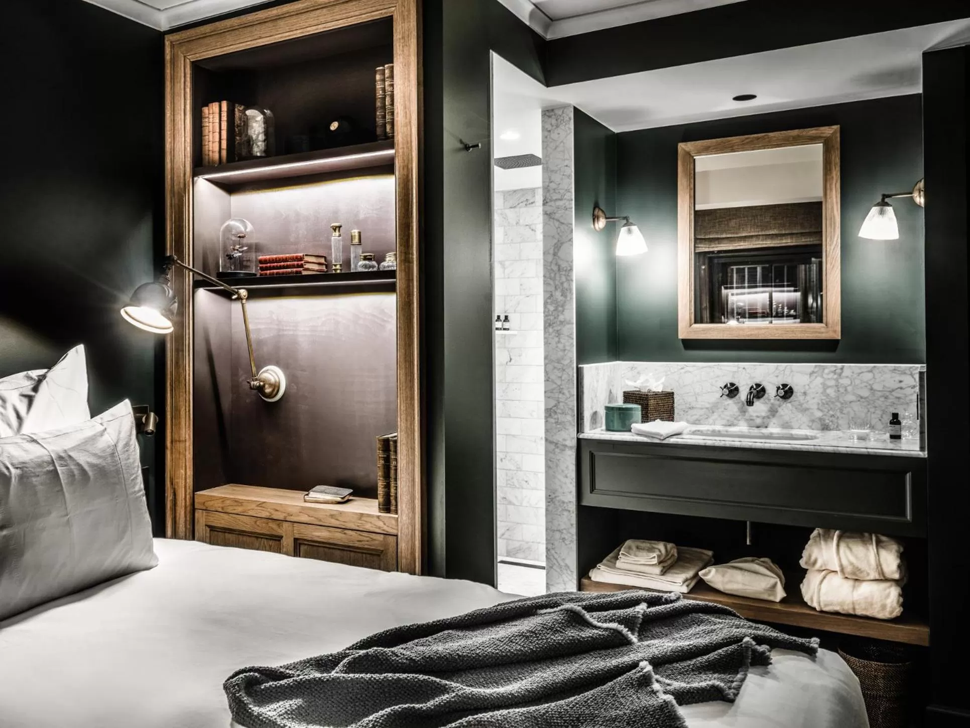 Bathroom, Bed in 1898 The Post