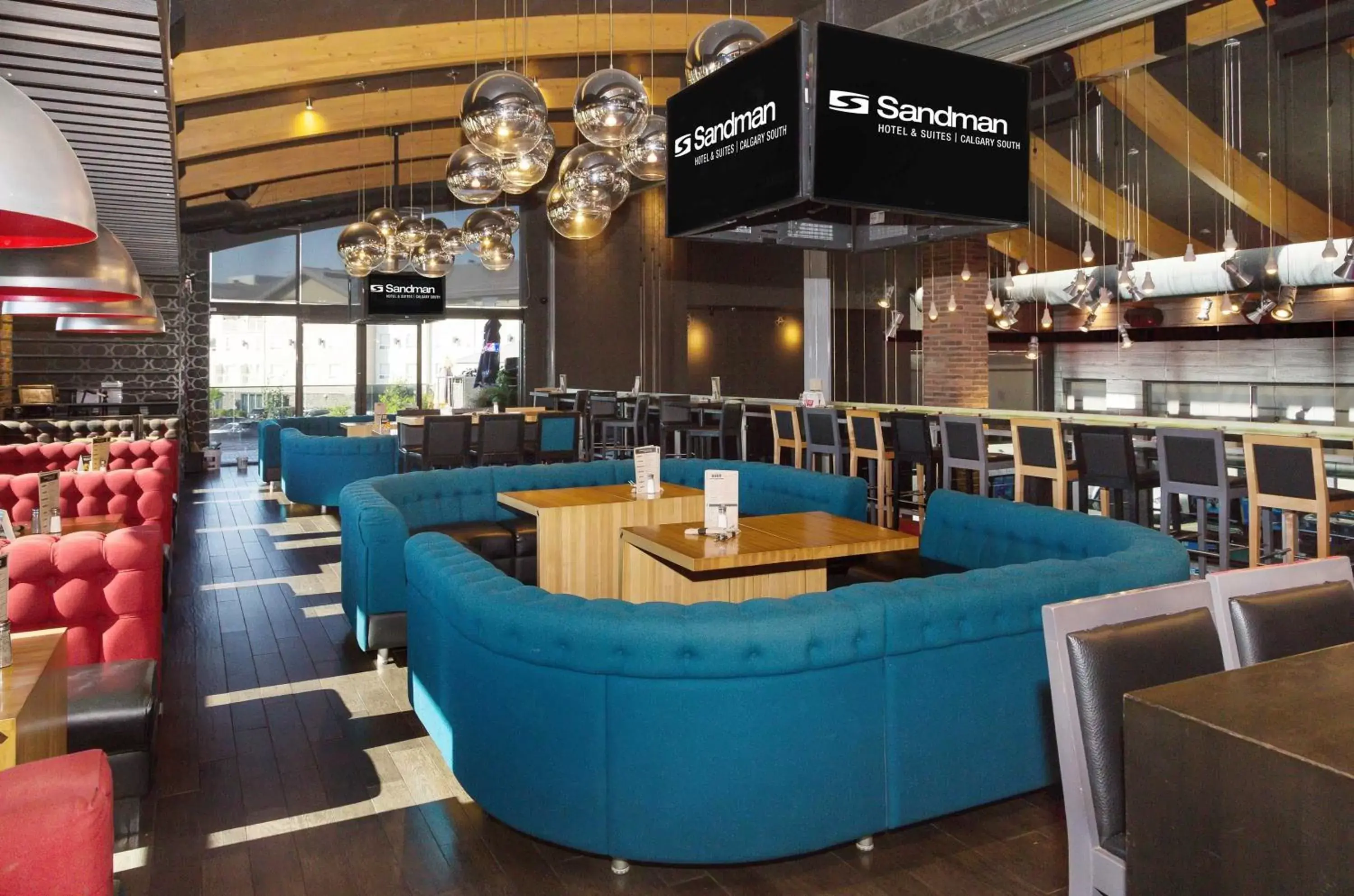 Lounge or bar, Restaurant/Places to Eat in Sandman Hotel & Suites Calgary South