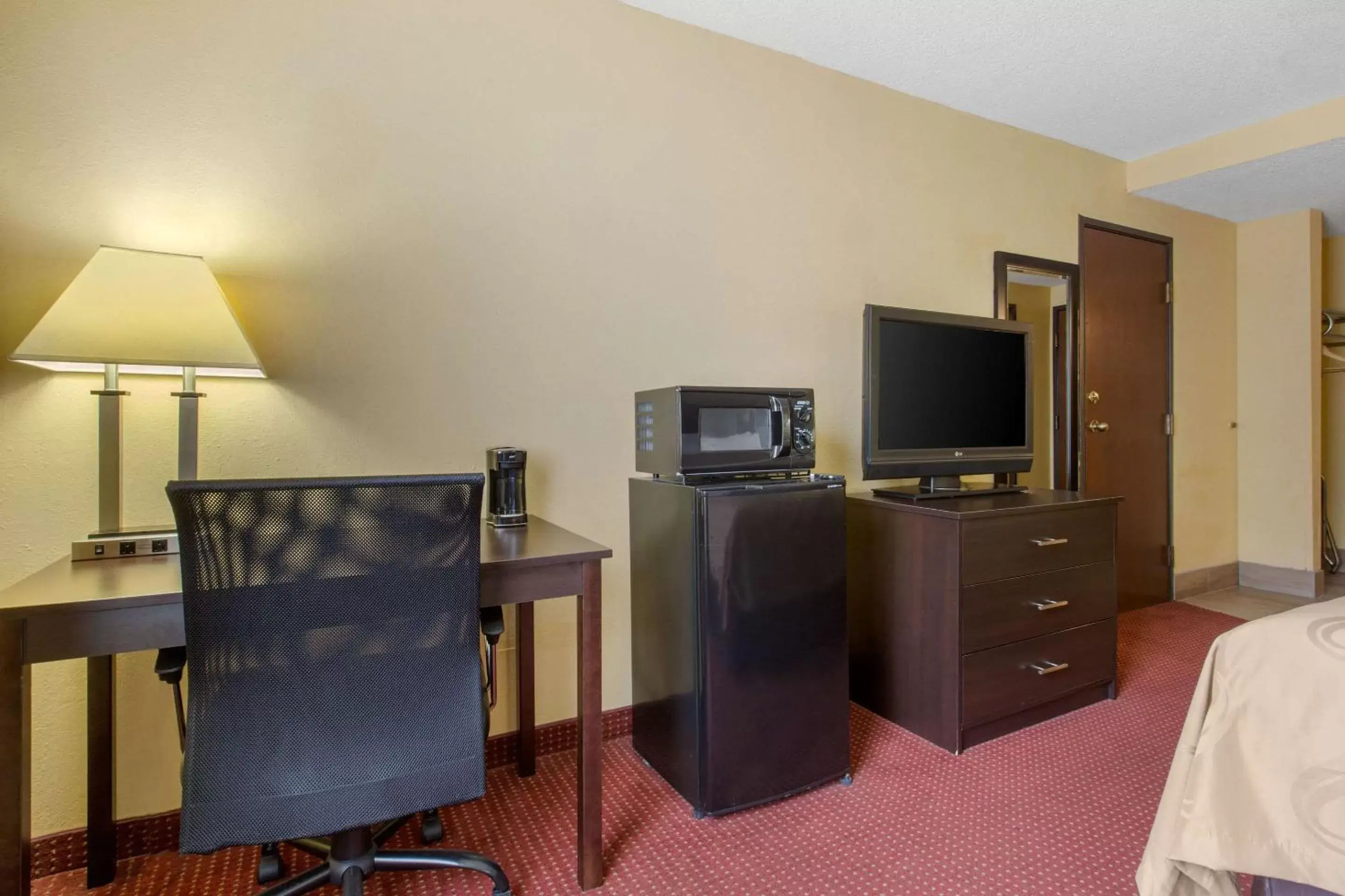 Photo of the whole room, TV/Entertainment Center in Quality Inn Williamston