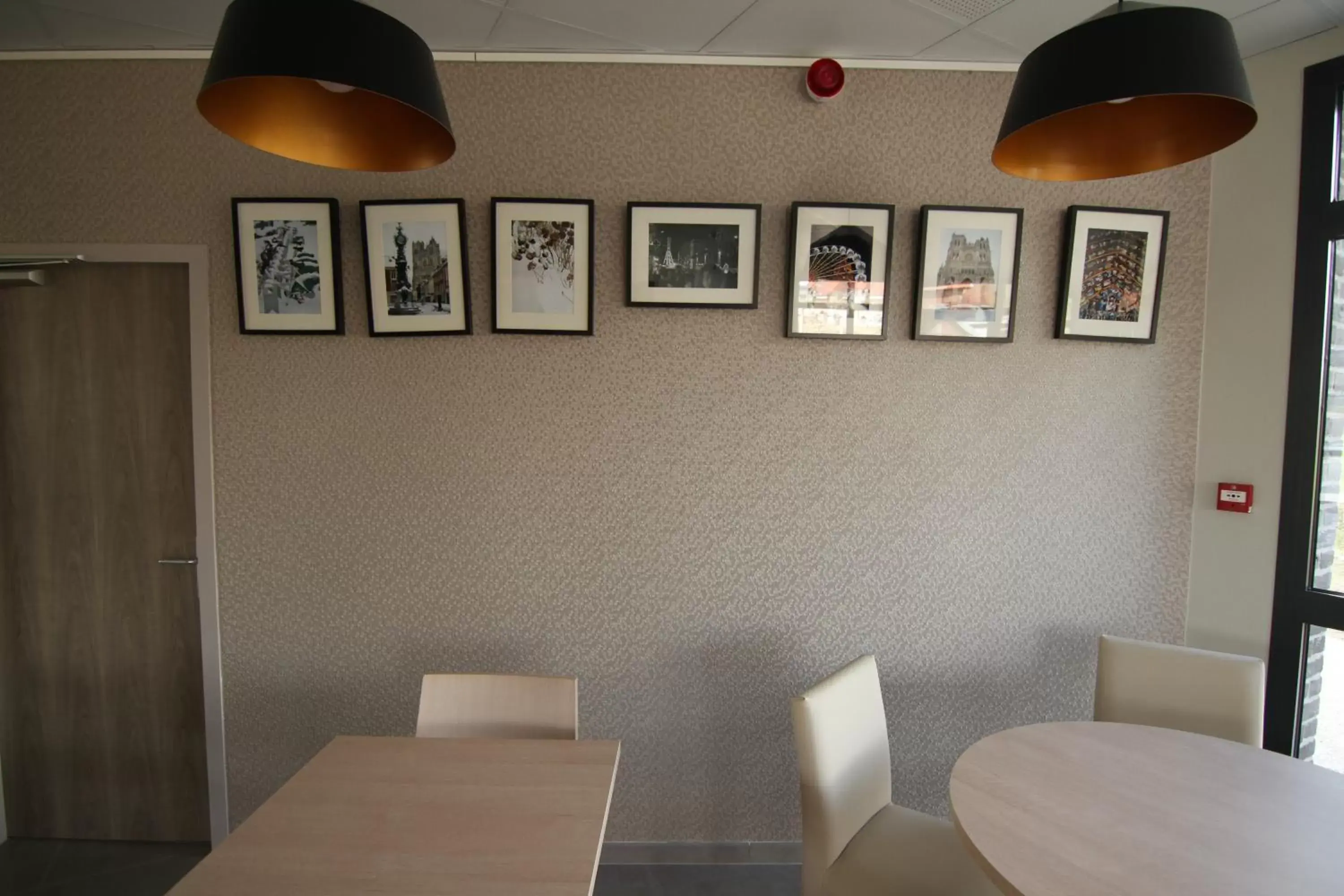 Lounge or bar, Dining Area in Logis hôtel - La Chambre D'Amiens