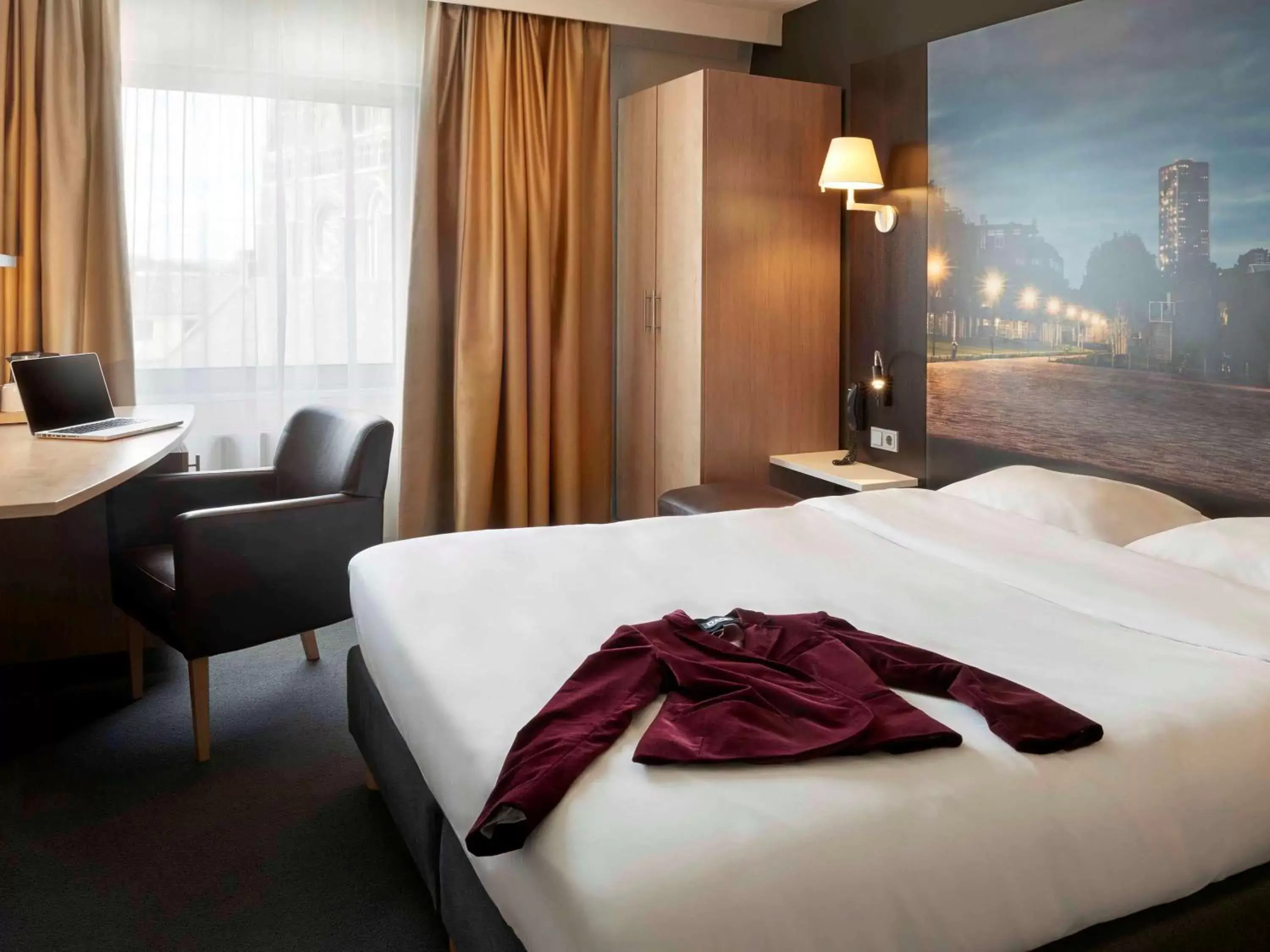 Property building, Bed in Mercure Hotel Tilburg Centrum