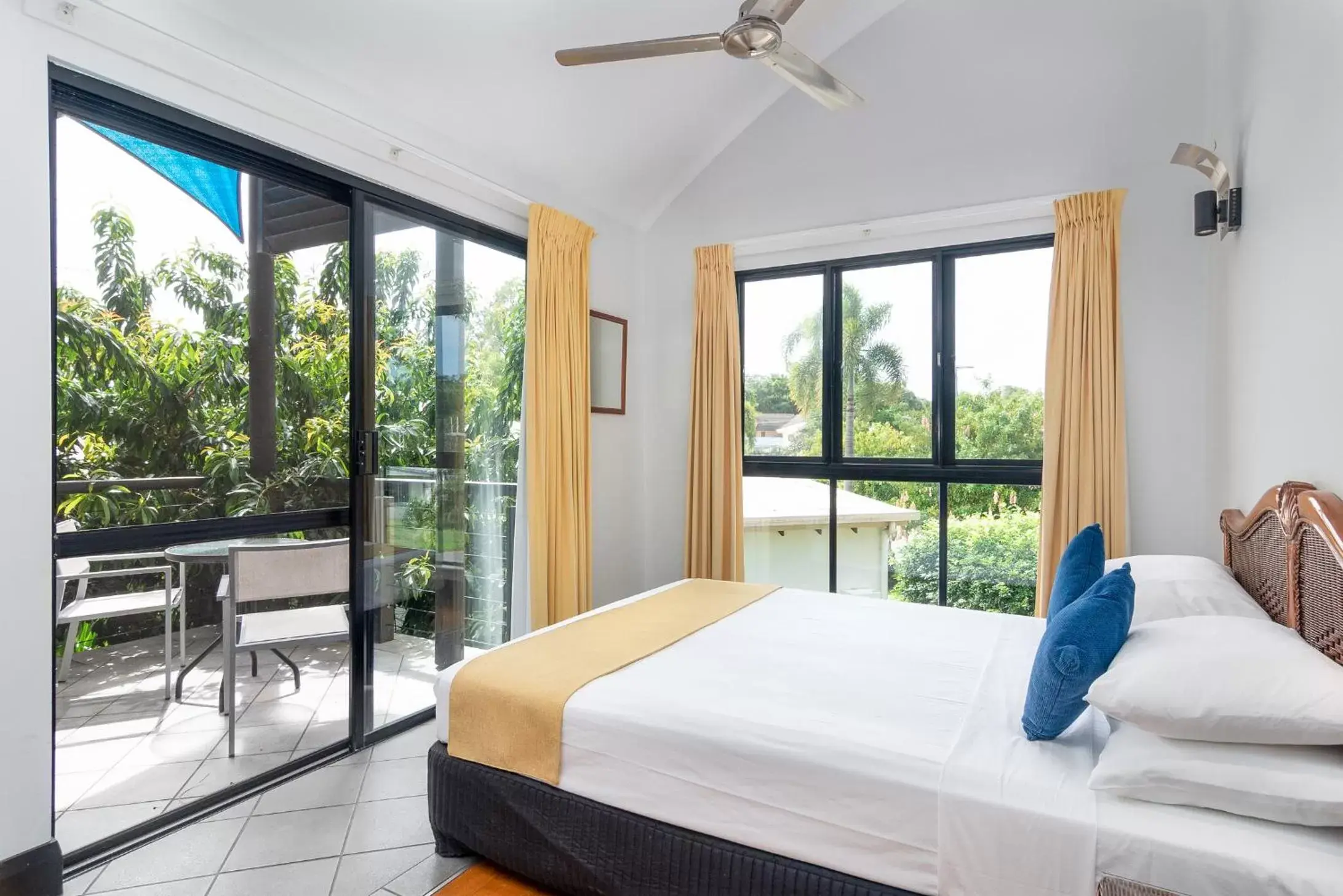 Bed in Dreamcatcher Beach-Side Apartments