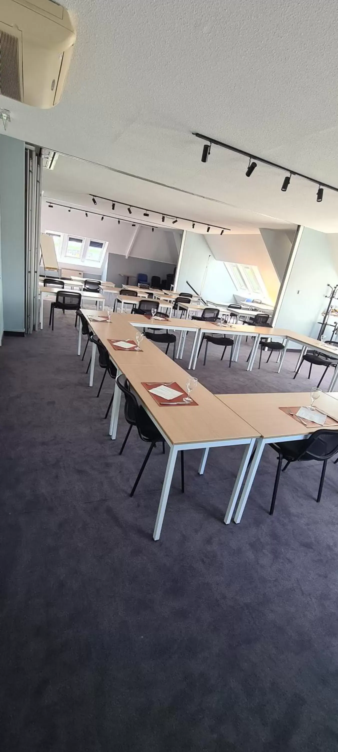 Meeting/conference room, Restaurant/Places to Eat in Hostellerie Saint Vincent Beauvais Aeroport
