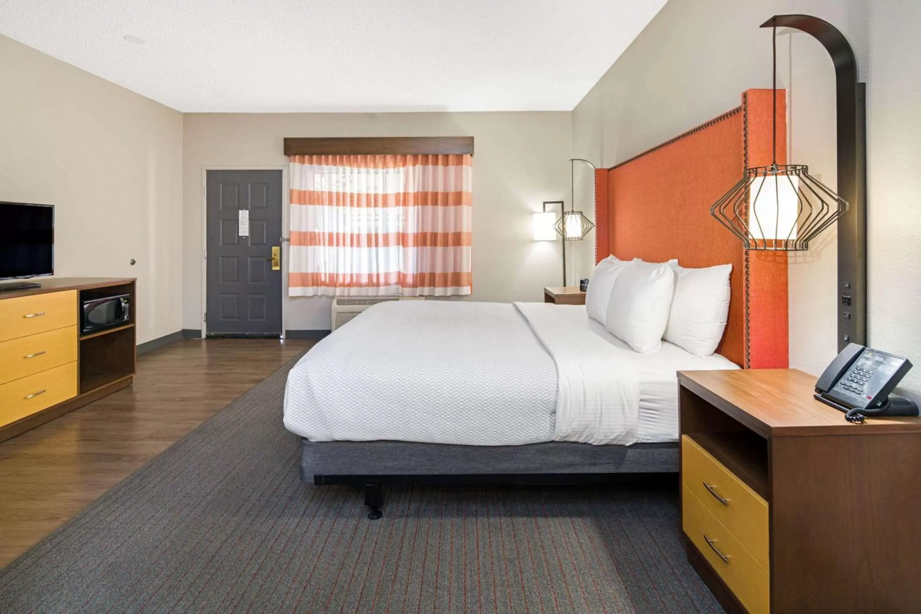 Photo of the whole room, Bed in La Quinta by Wyndham Orange County Airport