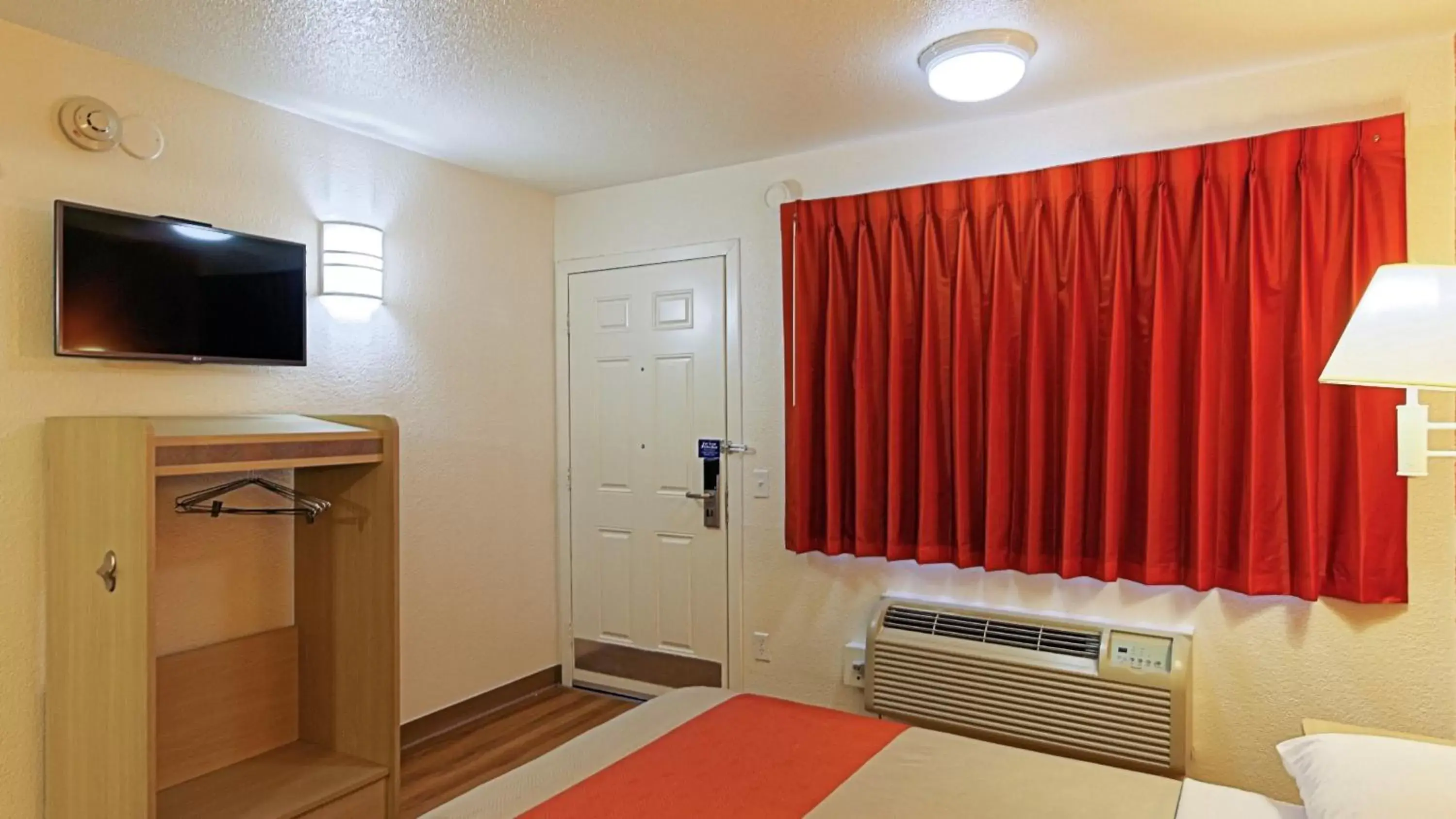 TV and multimedia, Bed in Motel 6-Chico, CA TV and multimedia, Bed in Motel 6-Chico, CA