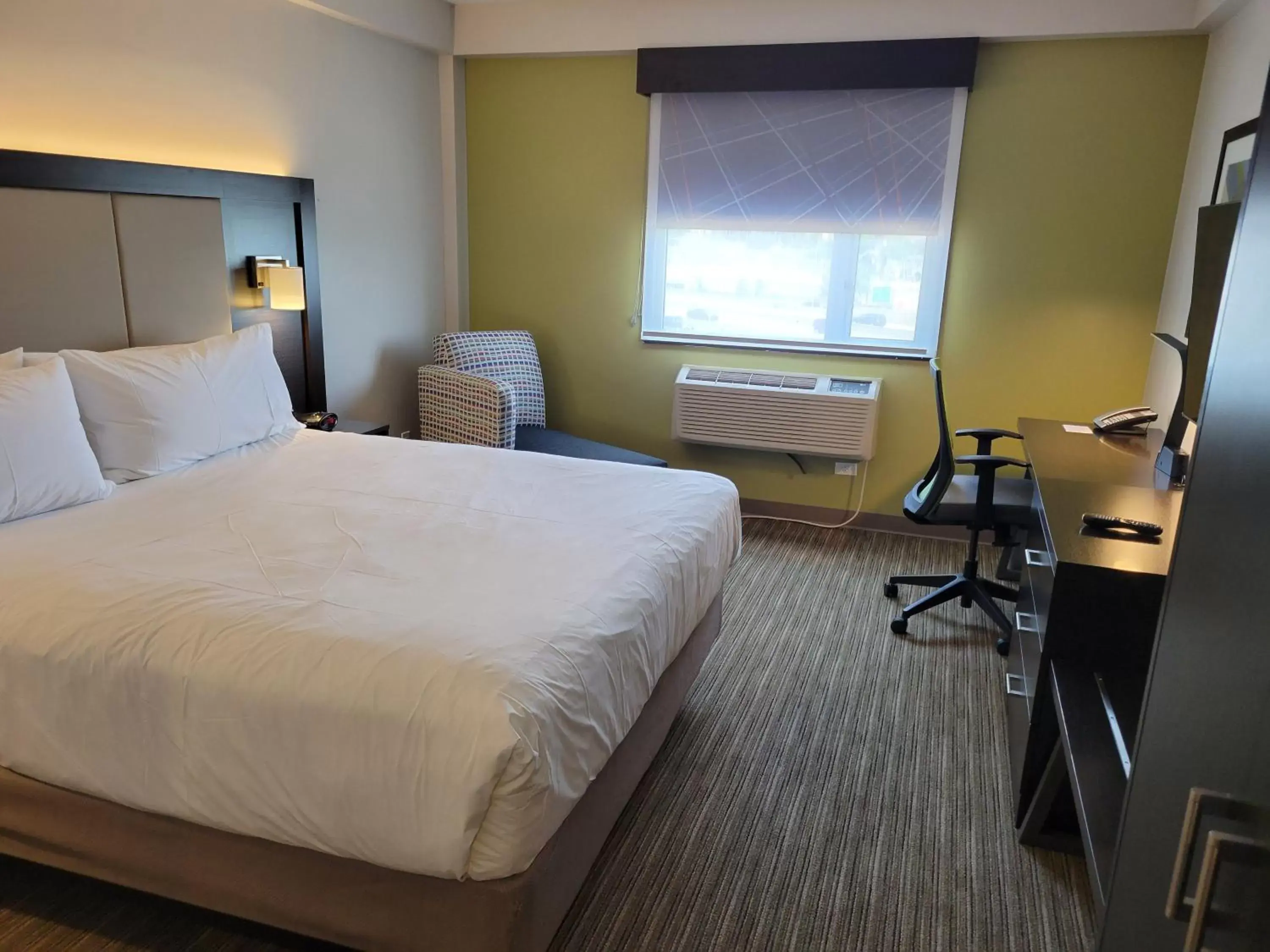 Photo of the whole room, Bed in Holiday Inn Express Maspeth by IHG Photo of the whole room, Bed in Holiday Inn Express Maspeth by IHG