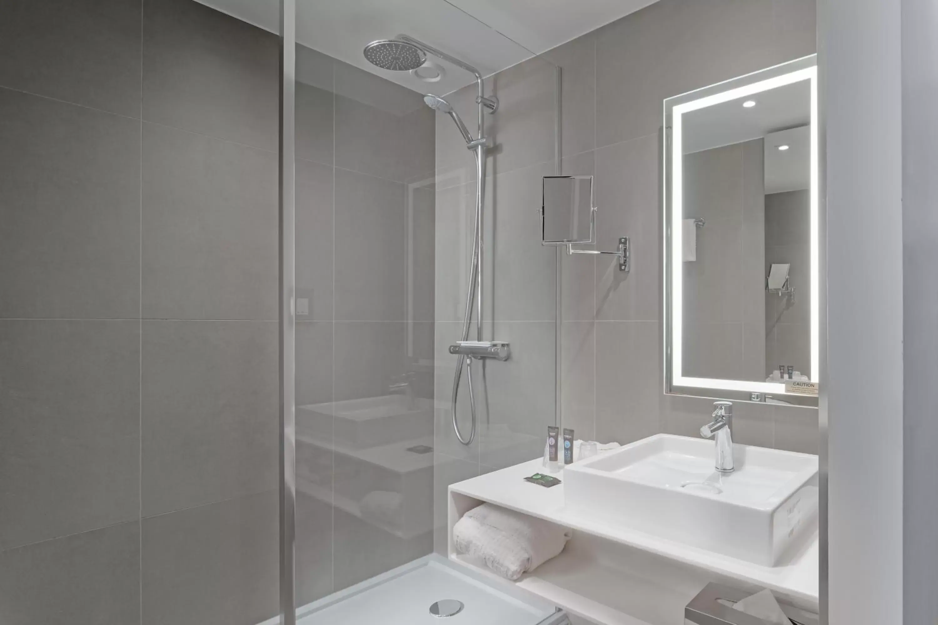 Bedroom, Bathroom in Novotel London Excel