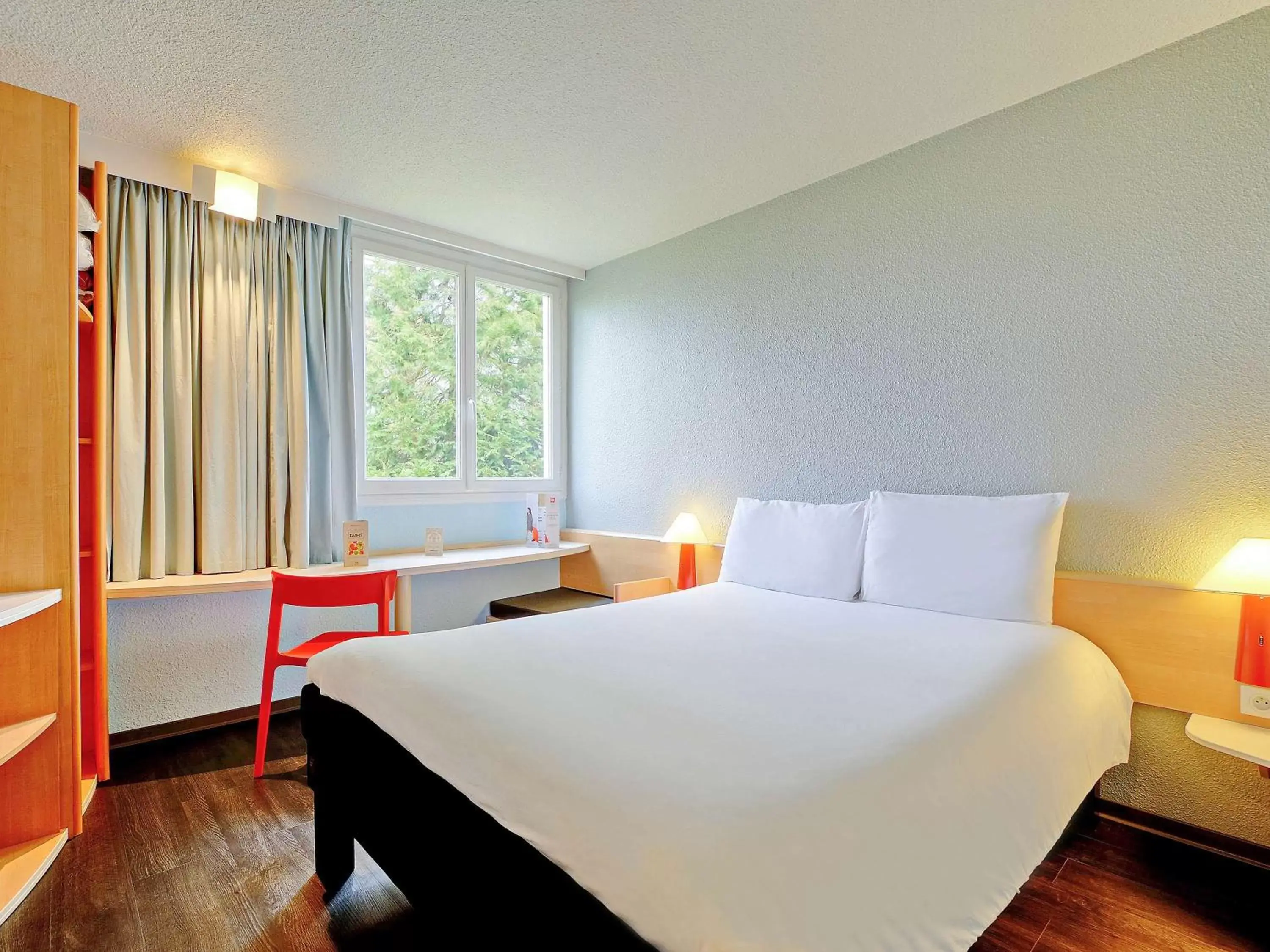 Photo of the whole room, Bed in ibis Poitiers Beaulieu Photo of the whole room, Bed in ibis Poitiers Beaulieu