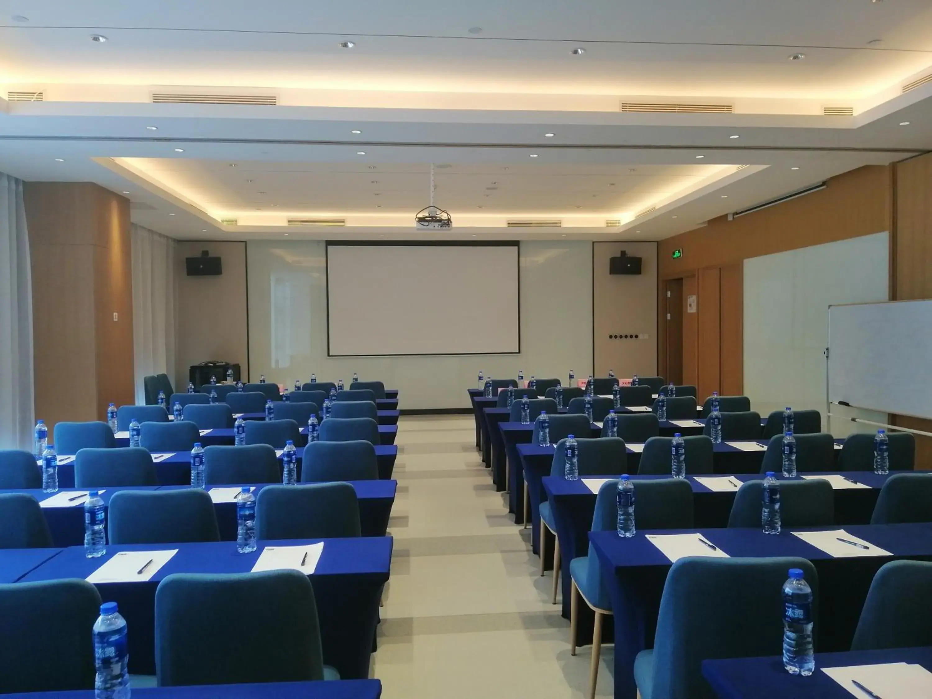 Meeting/conference room in Holiday Inn Express Xi'an Qujiang South, an IHG Hotel