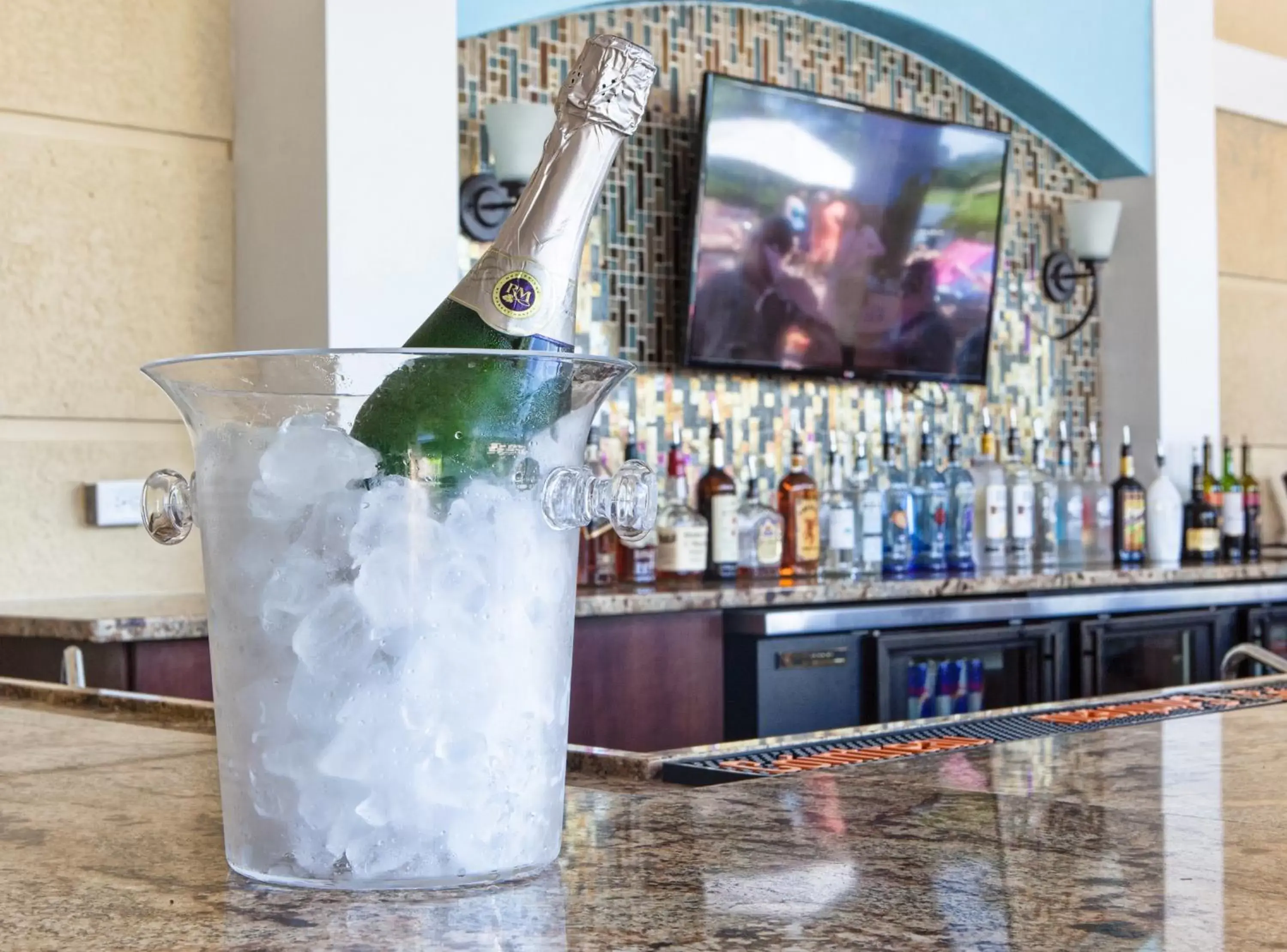 Lounge or bar in Vista Cay Resort by Millenium at Universal Blvd. Lounge or bar in Vista Cay Resort by Millenium at Universal Blvd.