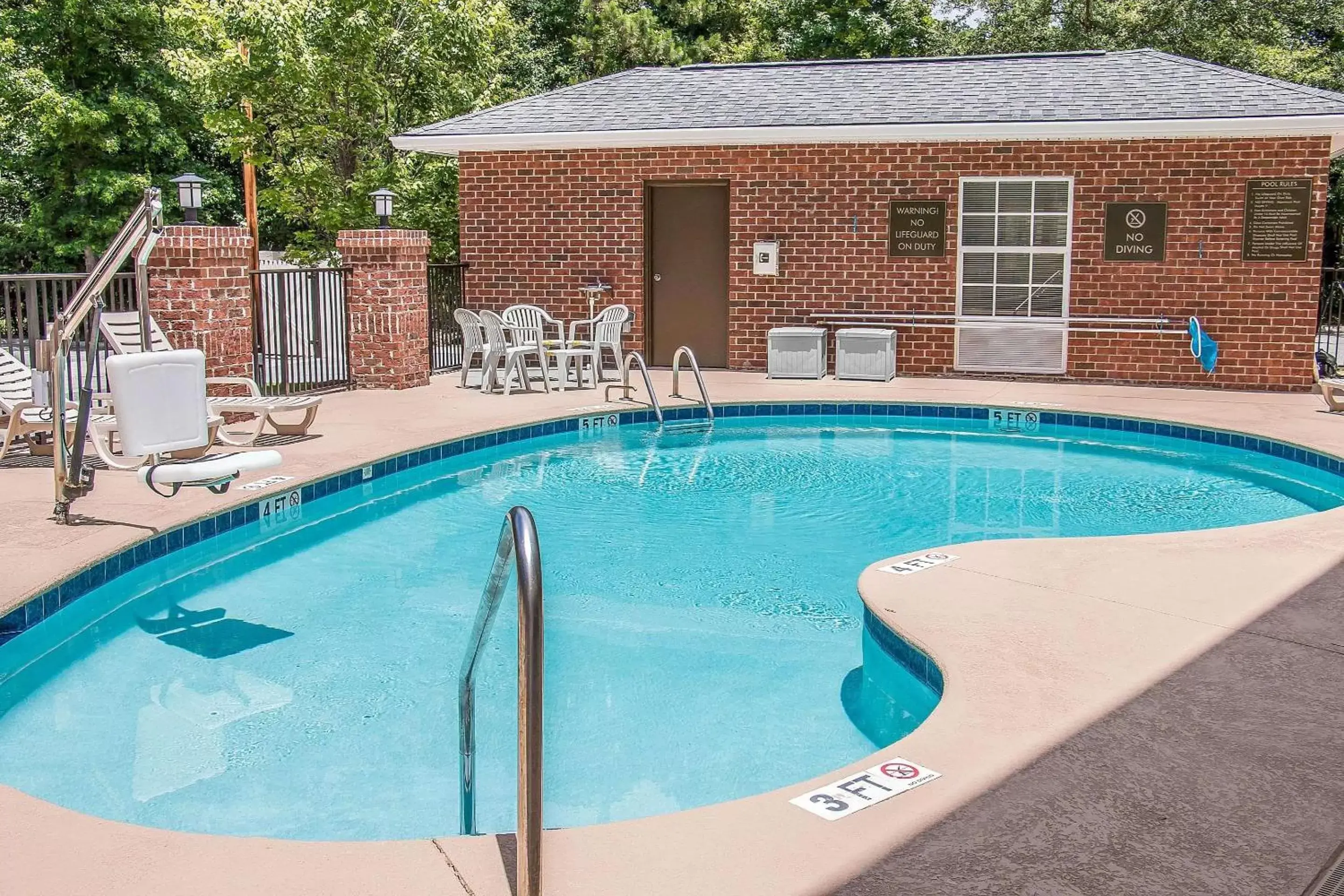 Swimming Pool in Comfort Suites Bluffton-Hilton Head Island