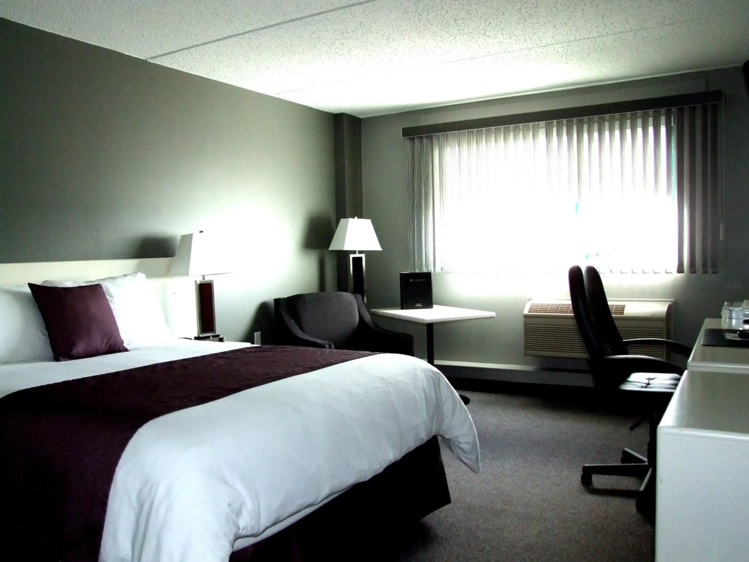 Bed in Lakeland Inn Hotel
