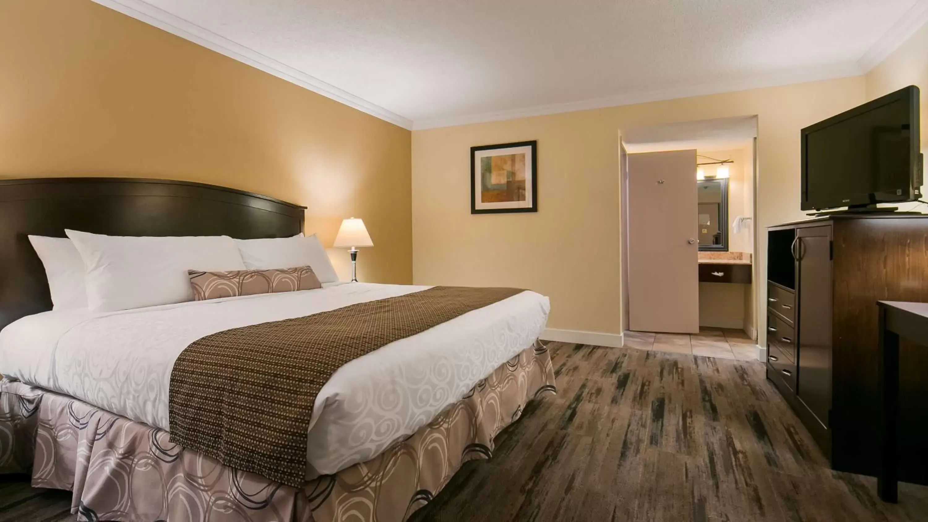 Photo of the whole room, Bed in Best Western PLUS Burnaby Hotel