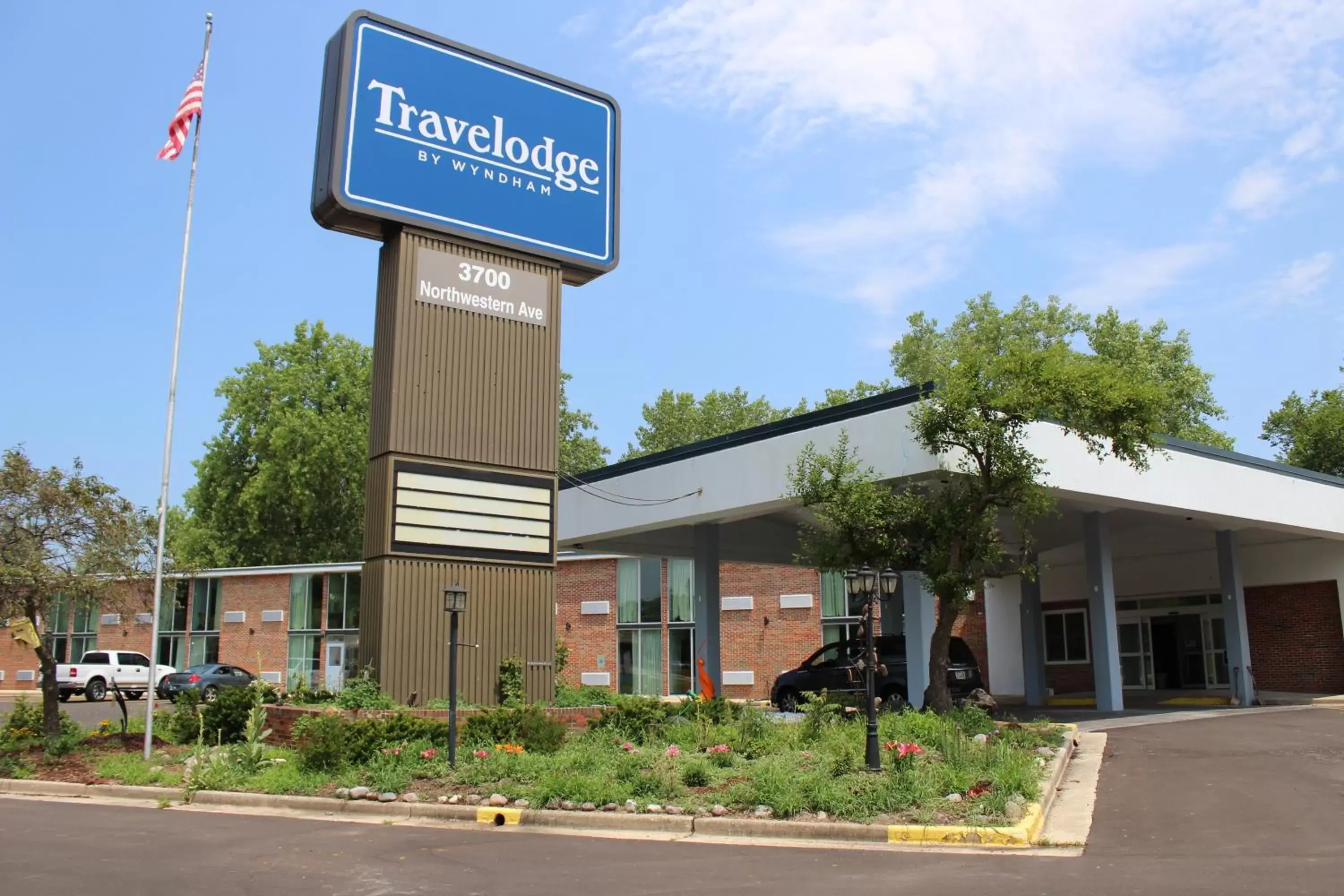 Facade/entrance, Property Building in Travelodge by Wyndham Water's Edge Hotel - Racine