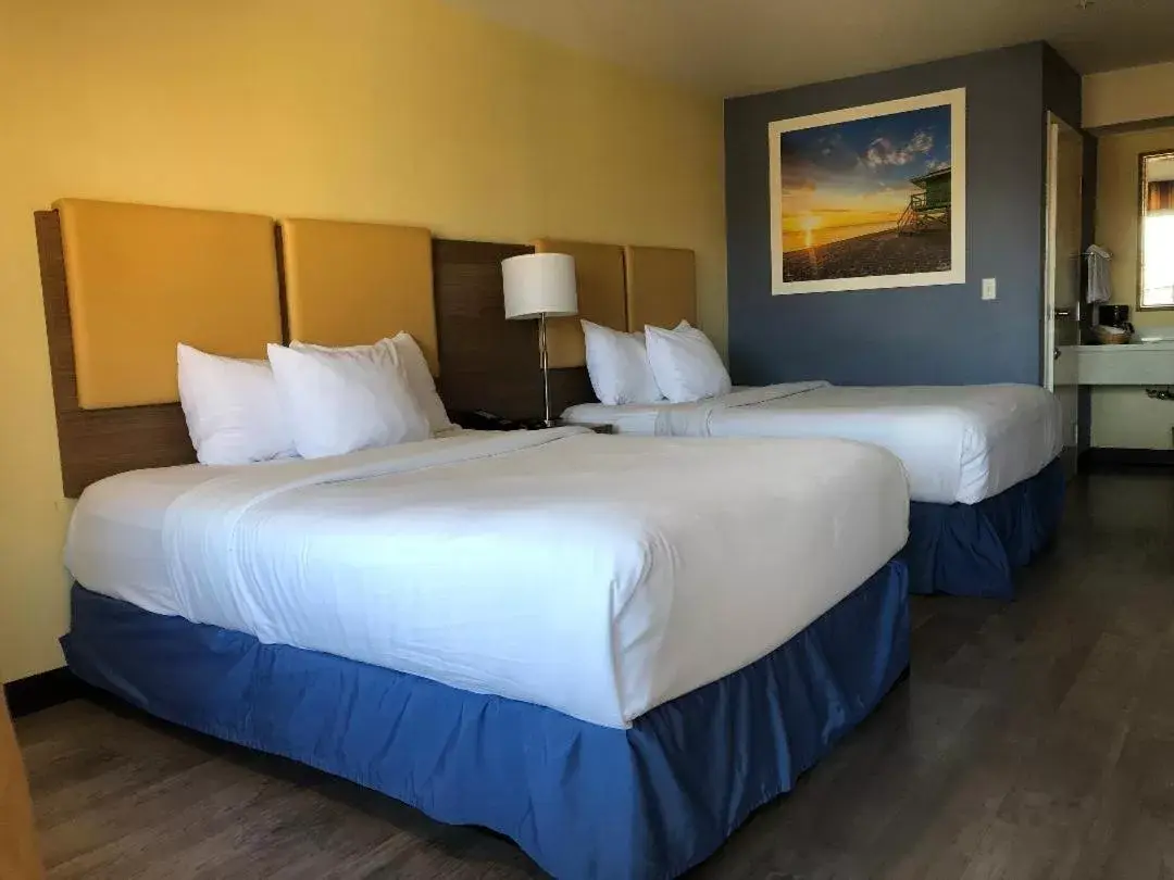 Bedroom, Bed in Days Inn by Wyndham Hayward Airport