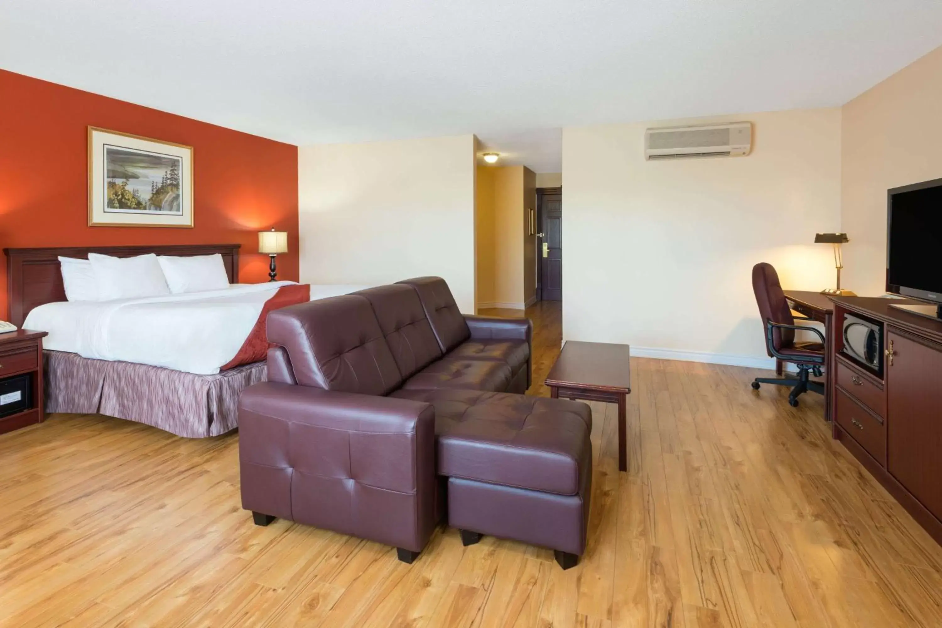 Photo of the whole room, Bed in Ramada Plaza by Wyndham Gatineau/Manoir du Casino Photo of the whole room, Bed in Ramada Plaza by Wyndham Gatineau/Manoir du Casino