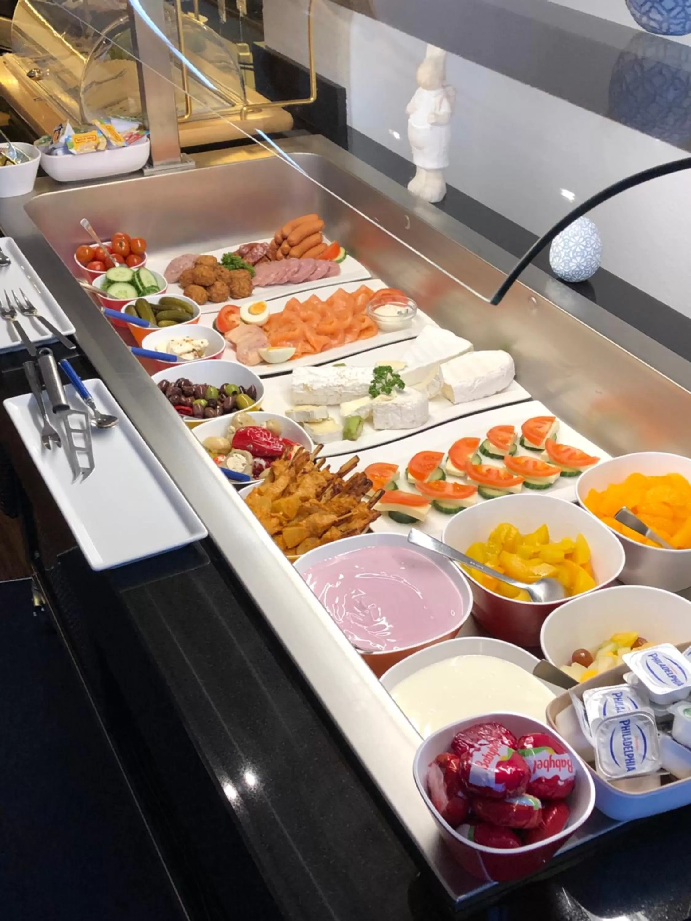 Buffet breakfast in Hotel Peterchens Mondfahrt