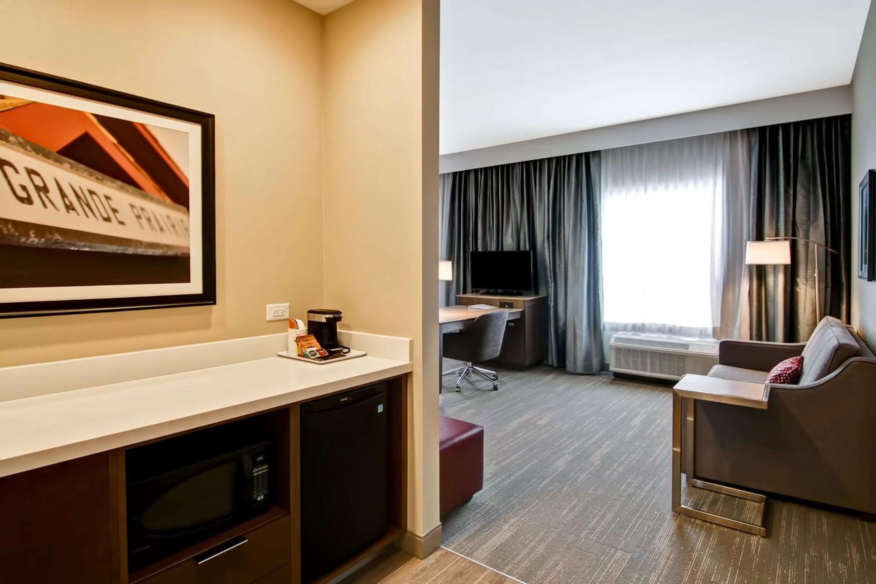 Bedroom in Hampton Inn & Suites by Hilton Grande Prairie