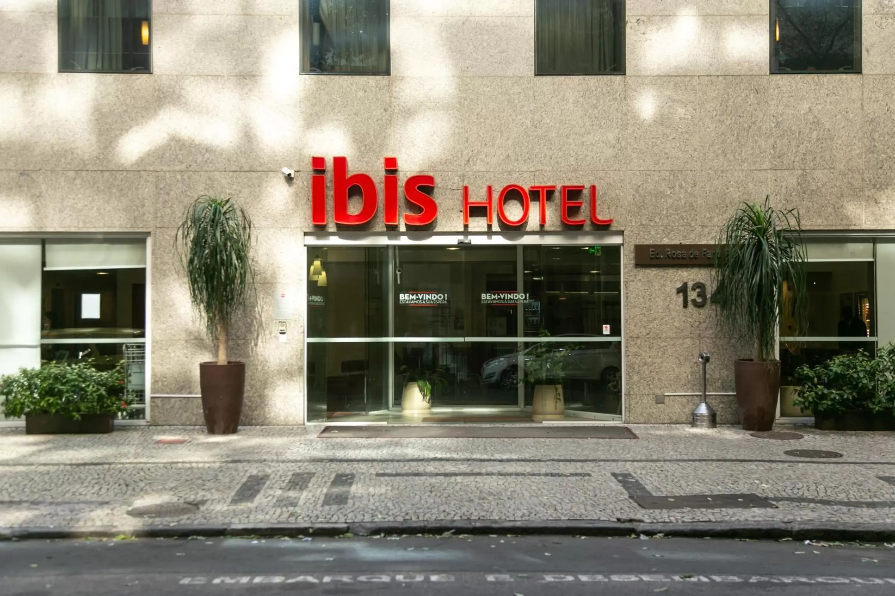 Facade/entrance in ibis Copacabana Posto 2