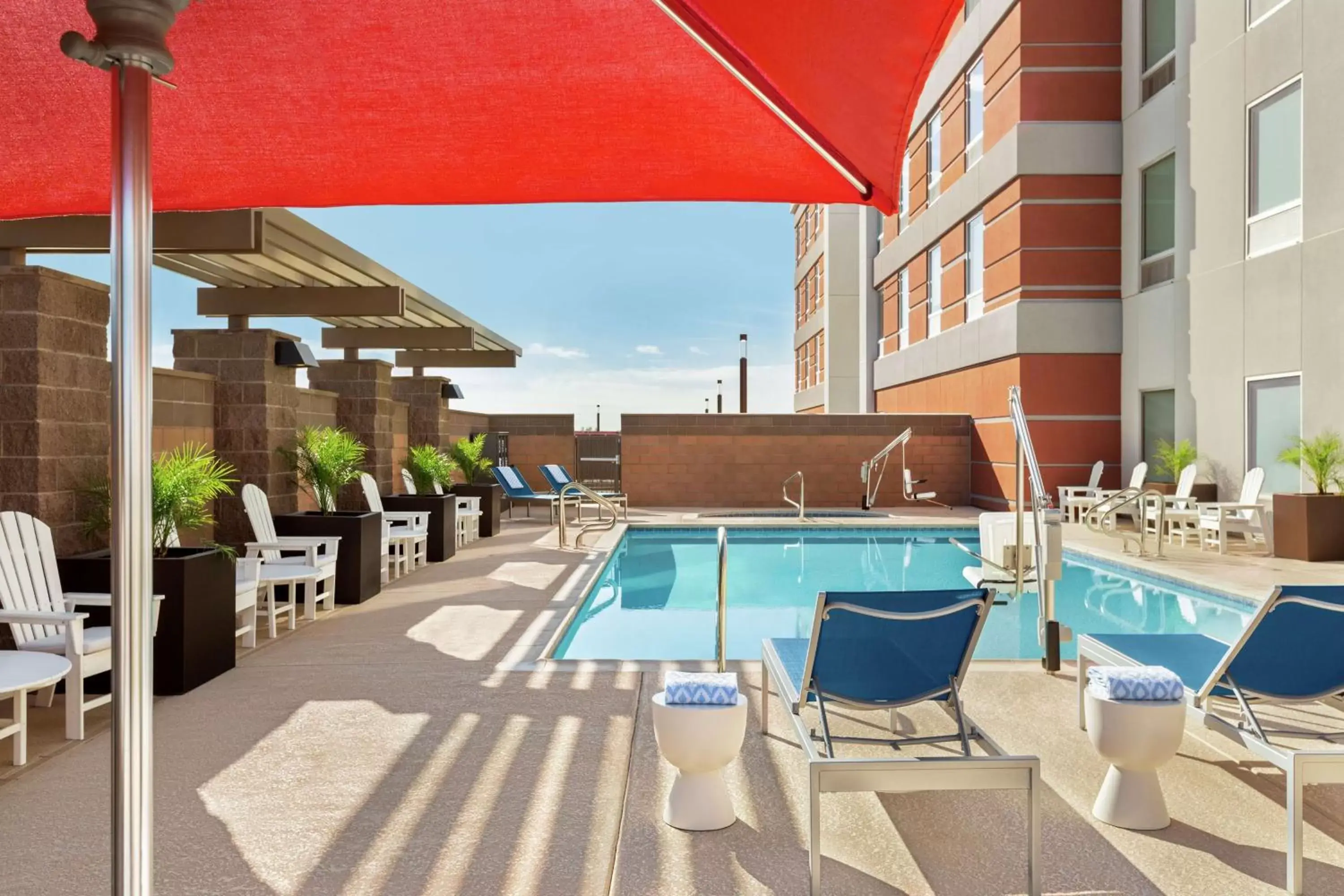 Property building, Swimming Pool in Home2 Suites By Hilton Scottsdale Salt River