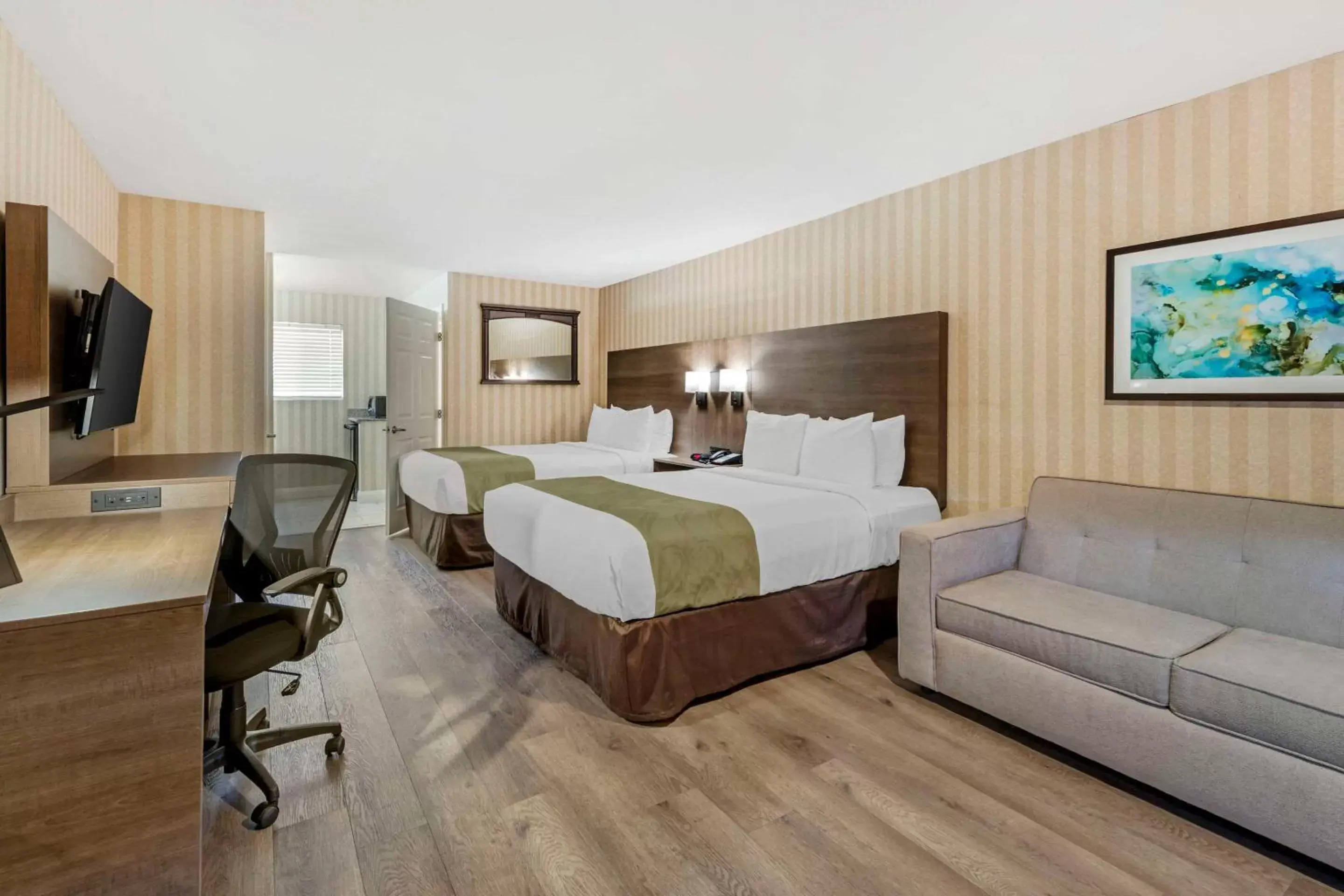 Bedroom in Quality Inn & Suites Anaheim Maingate