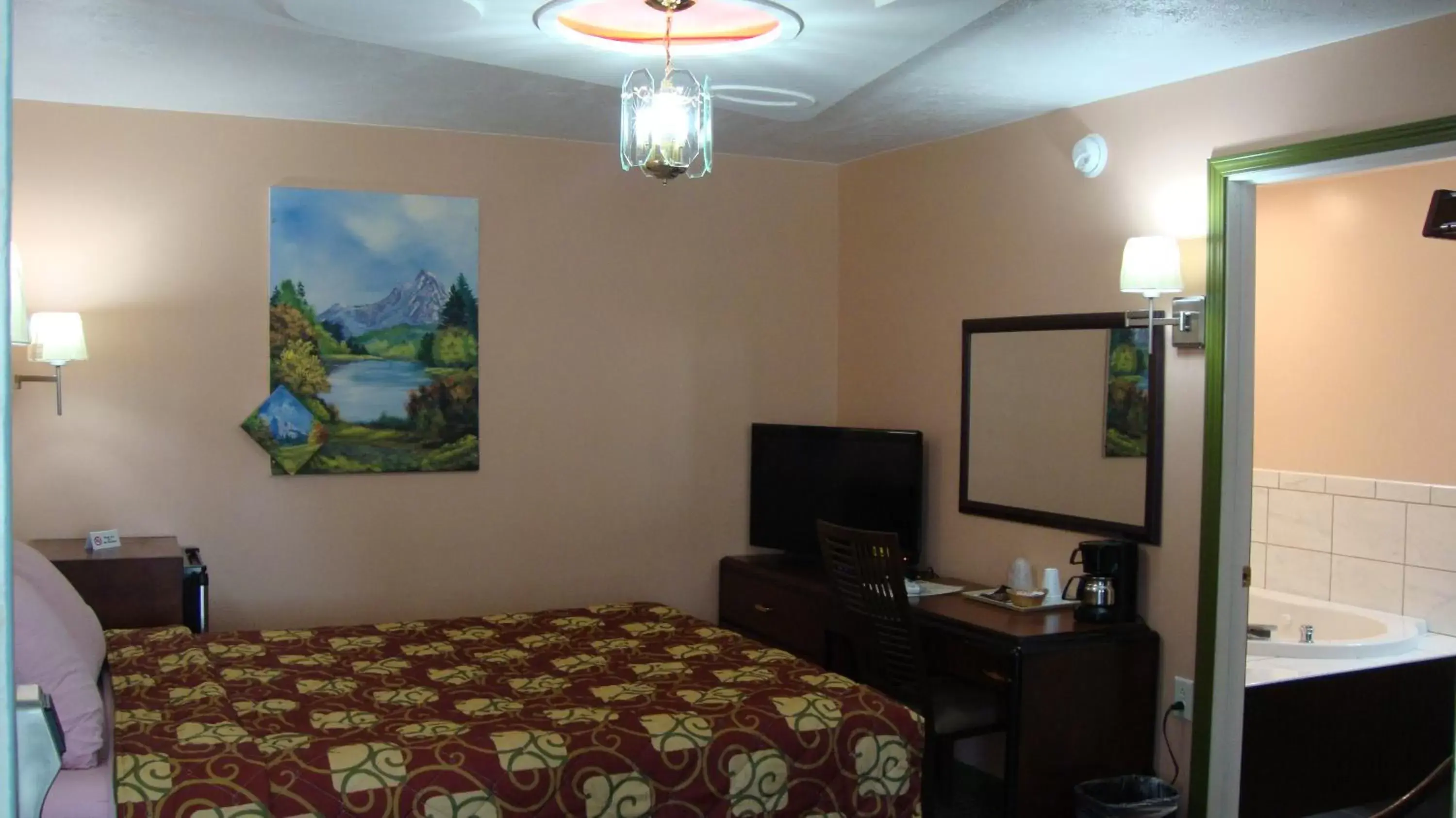 Photo of the whole room, Bed in Pinconning Trail Inn Motel