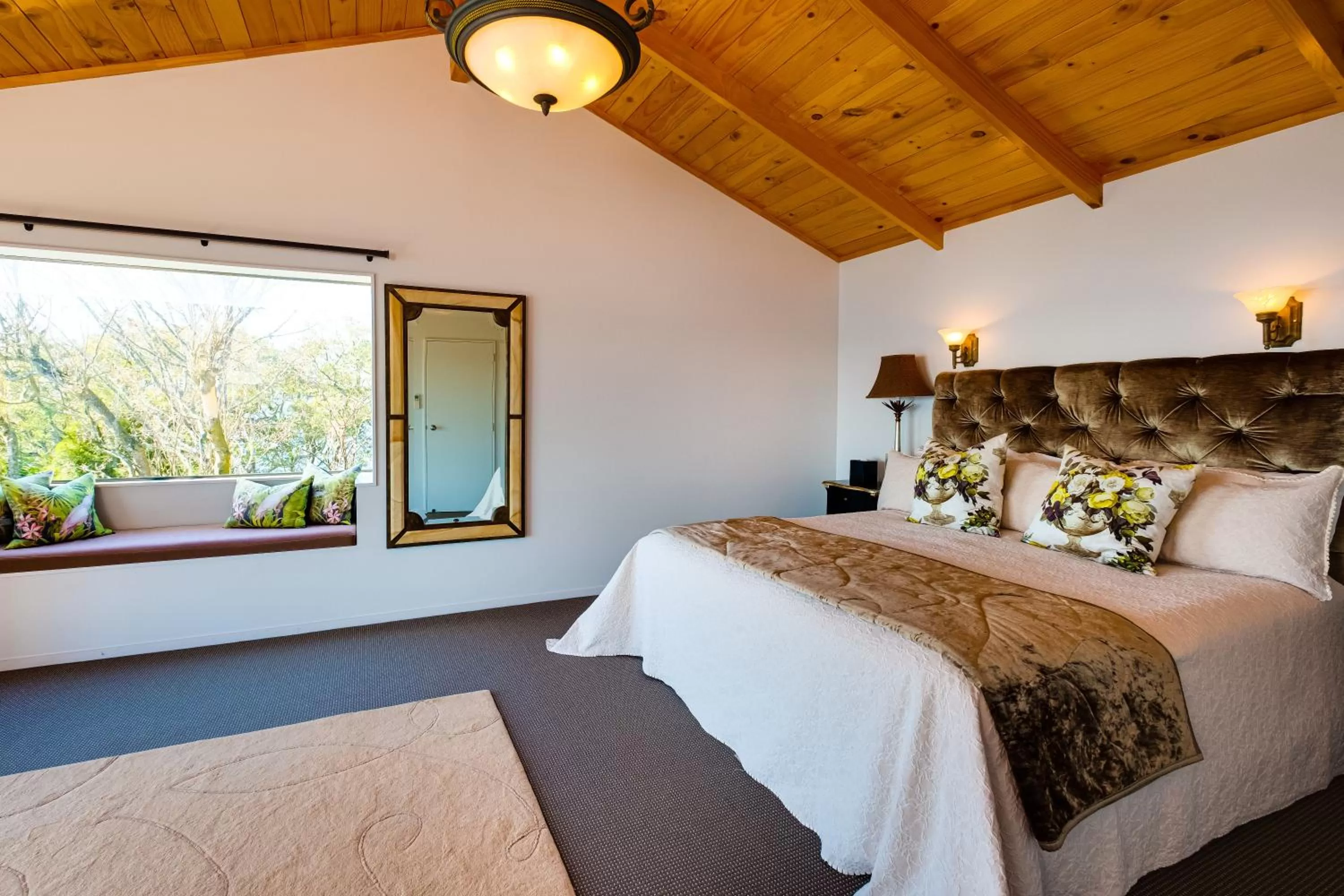 Bedroom, Bed in On The Point - Lake Rotorua