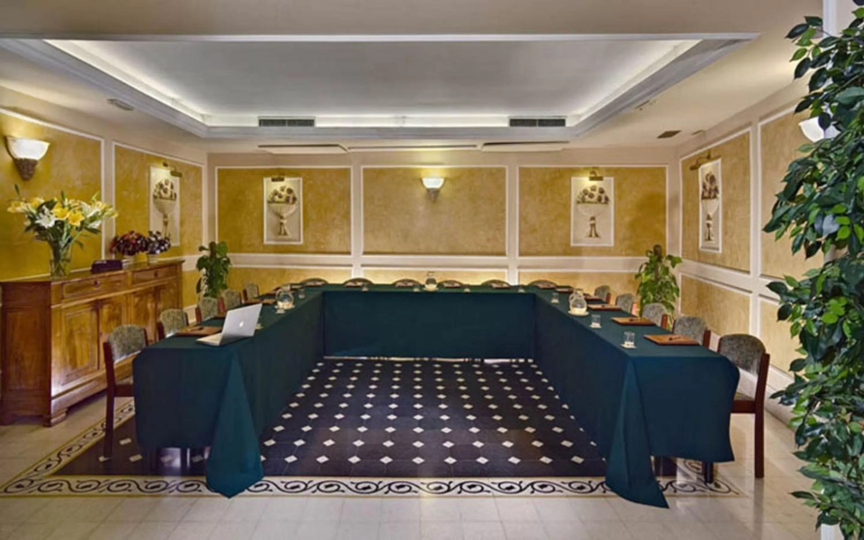 Business facilities in Corona D'Italia