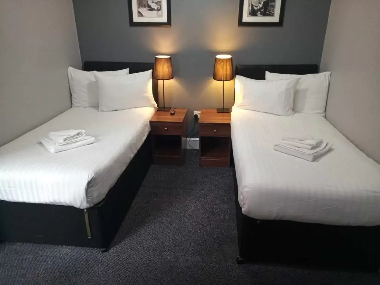 Photo of the whole room, Bed in The Liverpool Inn Hotel