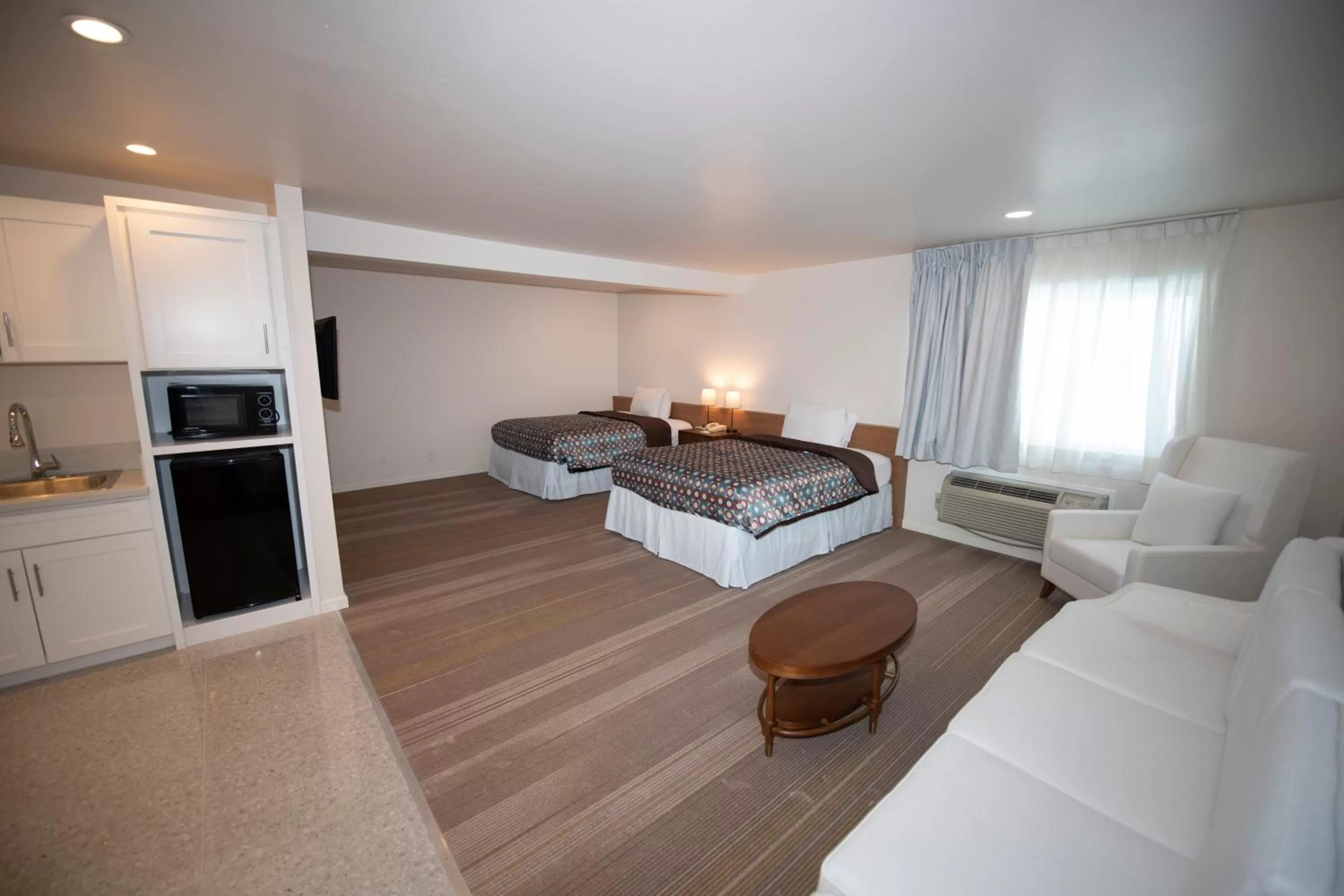 Deluxe Family Room in Brookhurst Plaza Inn