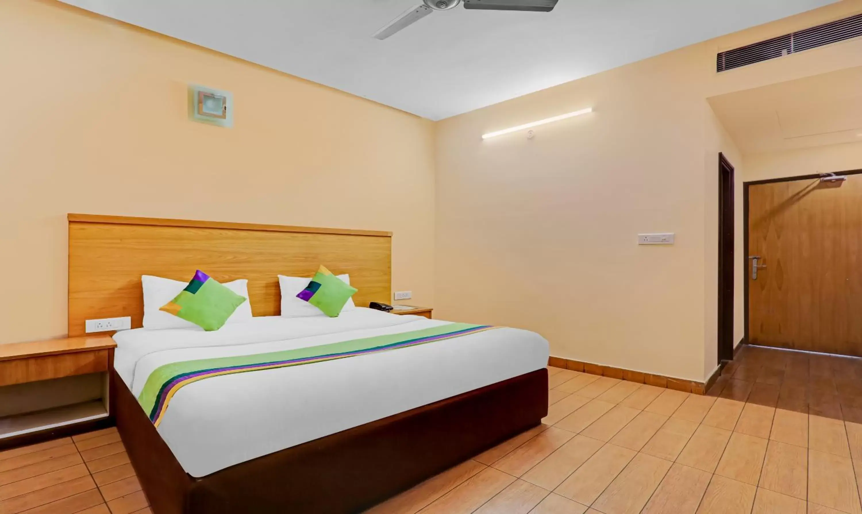 Bedroom, Bed in Treebo Edesia Bedroom, Bed in Treebo Edesia