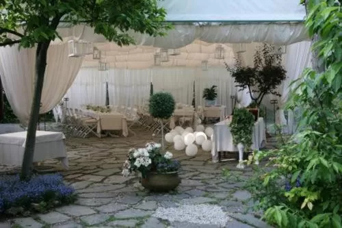 Restaurant/places to eat in Le Querce Hotel